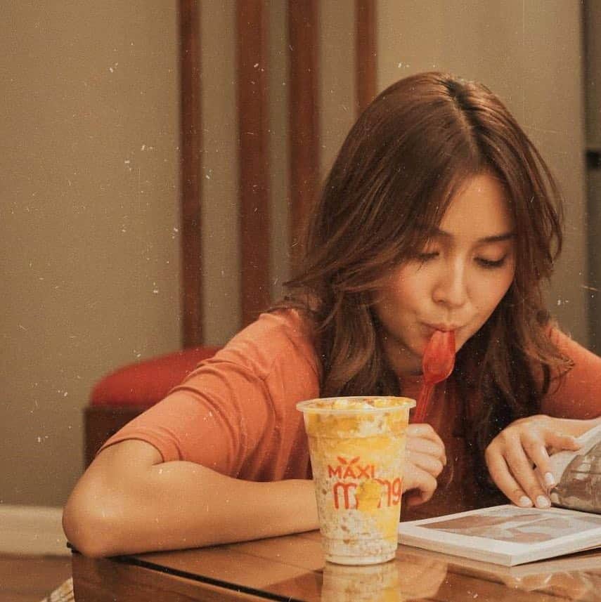 Kathryn Bernardoさんのインスタグラム写真 - (Kathryn BernardoInstagram)「Hi guys! Hope you can support the first and original mango float softserved MAXI Mango at the country’s biggest franchise expo this March 29-31 at the SMX Convention Center. 🍦You can find them at booth D7 on the 2nd floor! 😉」3月29日 15時47分 - bernardokath