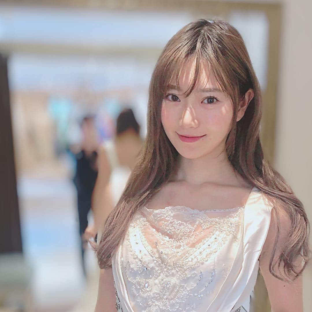 寺口智香さんのインスタグラム写真 - (寺口智香Instagram)「大好きな人に 大好きってたくさん言いたい。 沢山ありがとうって言いたい。 時間には限りがあって いつも思ってるけど 改まって言えなかったり。 でも、やっぱり言える時に言わなきゃ あの時伝えればよかったなんて 絶対後悔したくない。  沢山の愛を伝えれるように。 いつだってどんな時だって 人を幸せにしてくれるのは愛だから。  身近な人ほど当たり前になってしまわないで 毎日感謝の気持ちを忘れない！ . . 今日のウエディングのステージも 溢れんばかりの気持ちと共に☺️ . #ウェディング #ウェディングドレス #阪急ウェディング #ミスユニバース #ミスユニバースジャパン #ベストオブミス大阪 #リッツカールトン大阪」3月29日 15時51分 - chika_loves