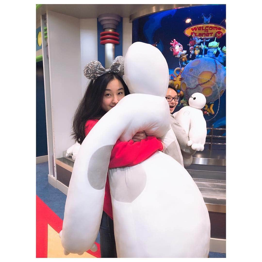 アヤカ・ウィルソンさんのインスタグラム写真 - (アヤカ・ウィルソンInstagram)「. I’m going to miss you guys soooo much😂❤️ @nanguaa @that_one_klutzy_chick . Will always cherish those amazing moments on and off the set. Hope to see you guys soon😘 Oh I definitely have to visit you guys in Hawaii cause I’ve never been there and now I have a reason to go🐠🏝🍸 . Love you from the bottom of my heart and wishing you for the best year that you could ever have😂😂💓💕 . #disney #tokyodisneyland  #memories #love #アヤカウィルソン #ayakawilson #ディズニー」3月29日 15時55分 - ayakawilson_official