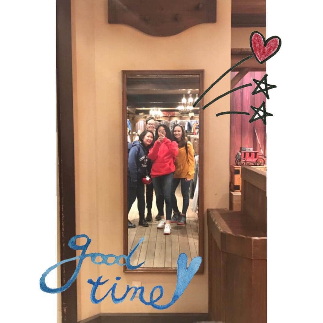 アヤカ・ウィルソンさんのインスタグラム写真 - (アヤカ・ウィルソンInstagram)「. I’m going to miss you guys soooo much😂❤️ @nanguaa @that_one_klutzy_chick . Will always cherish those amazing moments on and off the set. Hope to see you guys soon😘 Oh I definitely have to visit you guys in Hawaii cause I’ve never been there and now I have a reason to go🐠🏝🍸 . Love you from the bottom of my heart and wishing you for the best year that you could ever have😂😂💓💕 . #disney #tokyodisneyland  #memories #love #アヤカウィルソン #ayakawilson #ディズニー」3月29日 15時55分 - ayakawilson_official