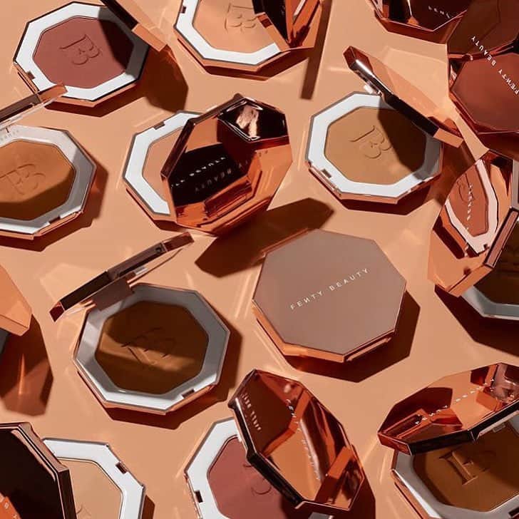 のインスタグラム：「OMG!!😍 Avis à toutes les @fentybeauty ADDICT, les #SUNSTALKRBRONZER arrivent le 05/04 chez Sephora!! 🔥 Qui pour shopper ces merveilles ?! ✋🏽 #SephoraLovesFentyBeauty」
