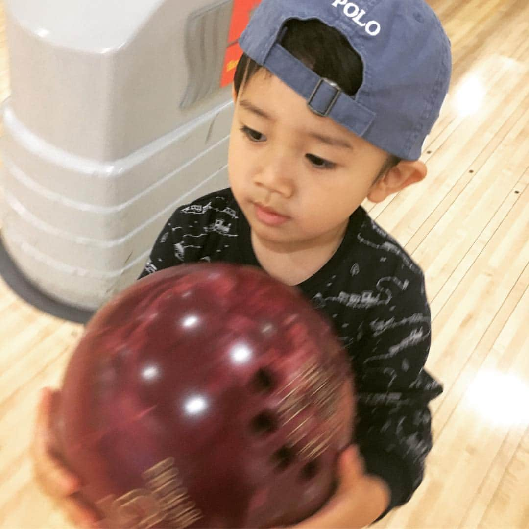 小堀ケネスさんのインスタグラム写真 - (小堀ケネスInstagram)「You know you are Really Bad at Bowling when a 2 year old beats you. 😅  今日は2人で水族館に行くはずがボーリングになってしまいました。 2歳のディーン君に負けてしまってちょっと悔しい。😜 #notdrunk #boysday #bowling #littledean #gangsta #daddy #defeated  @mariakamiyama」3月29日 16時01分 - kenkob0903