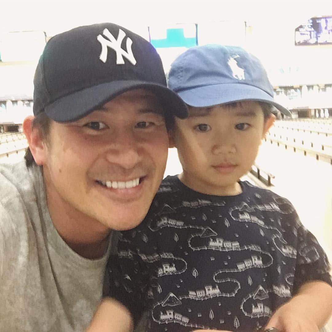 小堀ケネスさんのインスタグラム写真 - (小堀ケネスInstagram)「You know you are Really Bad at Bowling when a 2 year old beats you. 😅  今日は2人で水族館に行くはずがボーリングになってしまいました。 2歳のディーン君に負けてしまってちょっと悔しい。😜 #notdrunk #boysday #bowling #littledean #gangsta #daddy #defeated  @mariakamiyama」3月29日 16時01分 - kenkob0903