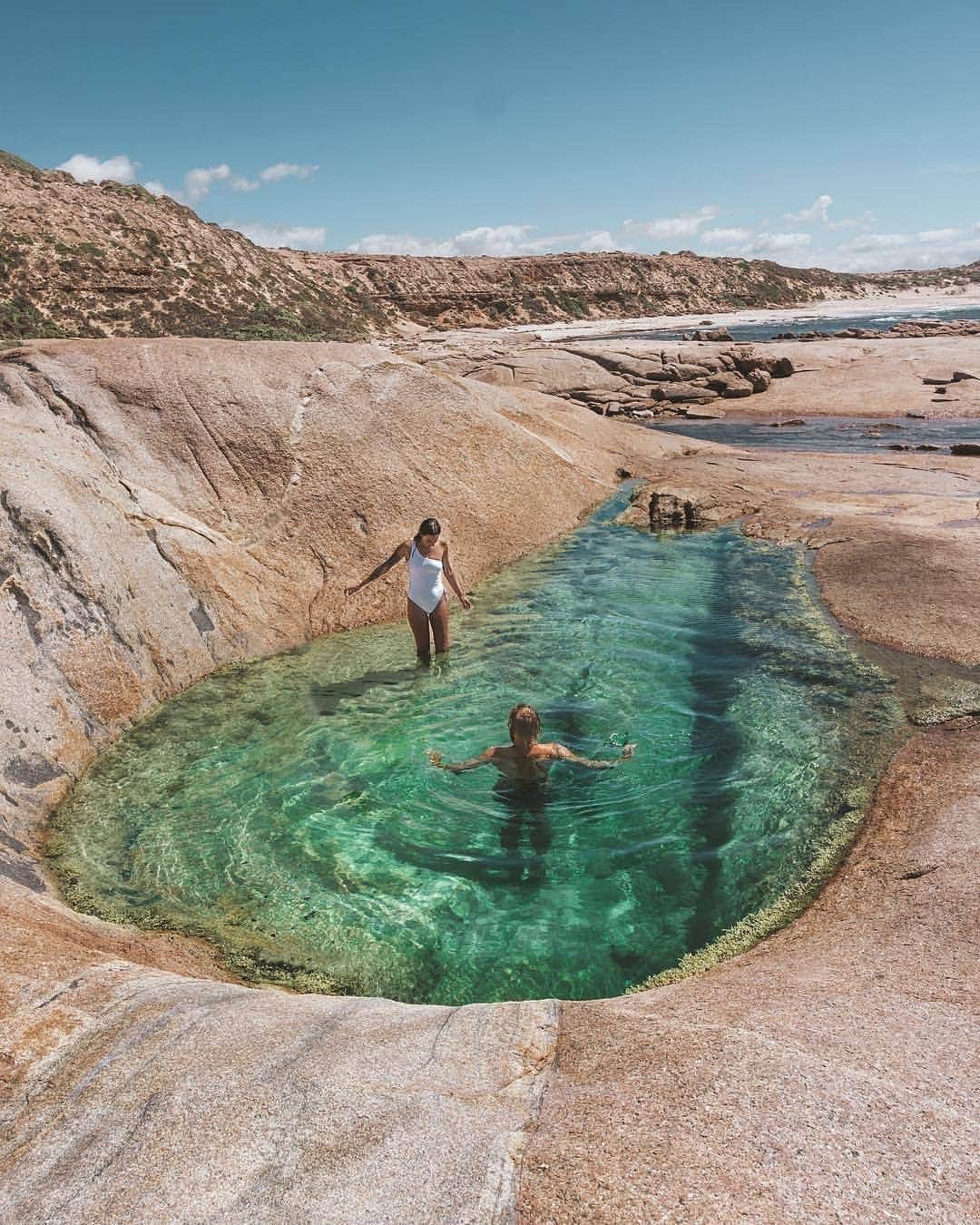 Discover Earthさんのインスタグラム写真 - (Discover EarthInstagram)「Smoky Bay is a relaxed seaside town in the Australian state of South Australia with incredibly pristine waters and this beautiful rock pool ! ☀️🇦🇺 Who would you want to visit this place with ? Tag them ! — 📍#DiscoverAustralia — 📸 Photo by @_aswewander ​」3月29日 16時02分 - discoverearth
