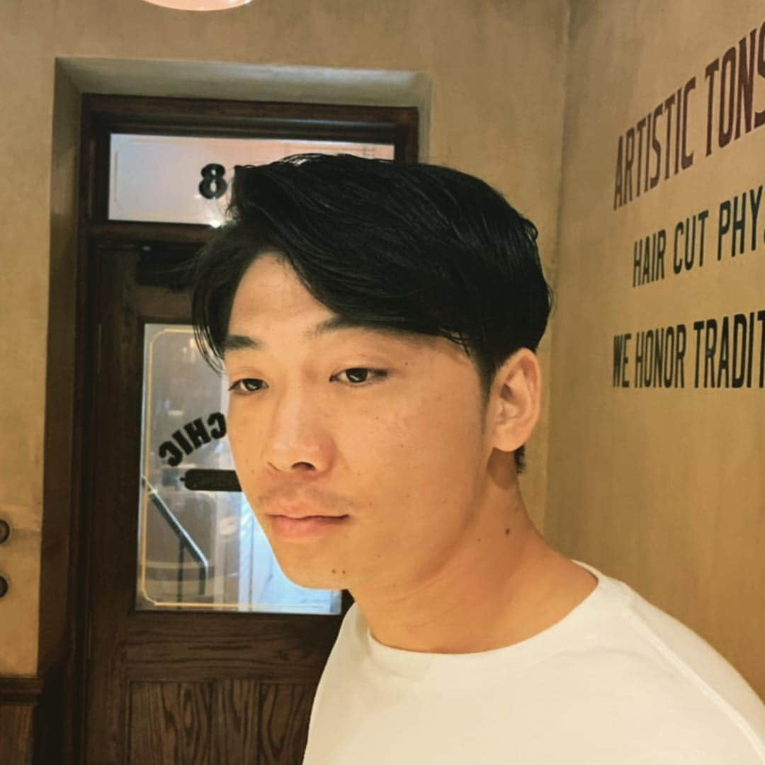 新山士彦さんのインスタグラム写真 - (新山士彦Instagram)「例のごとくカリスマ美容師にお安くかっこよく切ってもらい、最後は犬と戯れました！ラッキー！⭐︎」3月29日 16時02分 - sayaka_no_niiyan