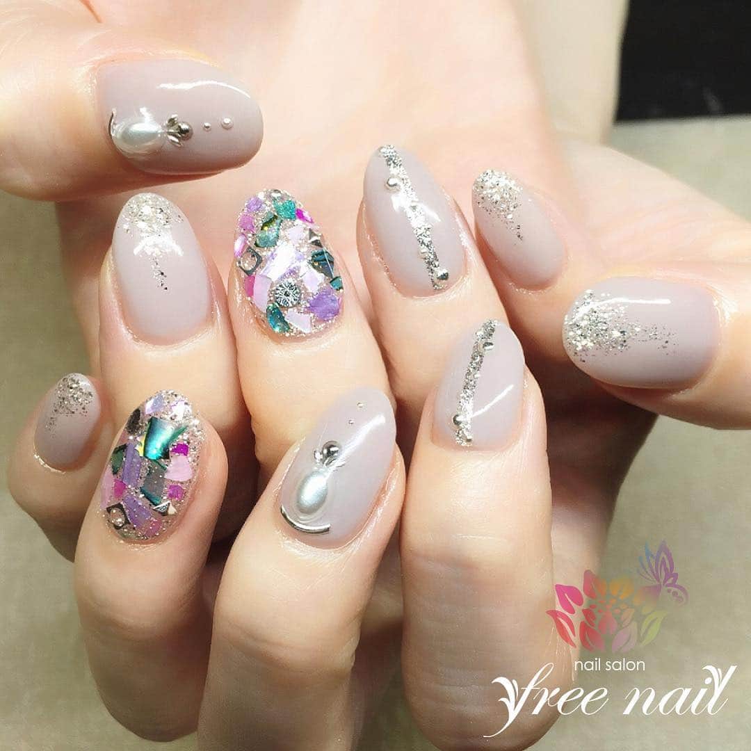 free nail フリーネイルのインスタグラム：「. お客様ネイル💅🏻🐝✨ . カラフルシェルネイル💚💜✨ . 色っぽグレージュが素敵🌹✨ . ご来店ありがとうございました🙇🏻‍♀️🙇🏻‍♀️🙇🏻‍♀️💗 . #ネイル #フリーネイル #ネイルアート #ジェルネイル #ネイルサロン #大阪ネイルサロン #ネイルデザイン #ネイルチェンジ #シェルネイル #グリッターネイル #パールネイル #ラメネイル #グレージュネイル #シルバーネイル #デザインネイル #シンプルネイル #トレンドネイル #大人ネイル #春ネイル #スプリングネイル #美甲 #日式美甲 #springnails #nailsart #nailsalon #nailsdid #newnails #newnail #freenail」