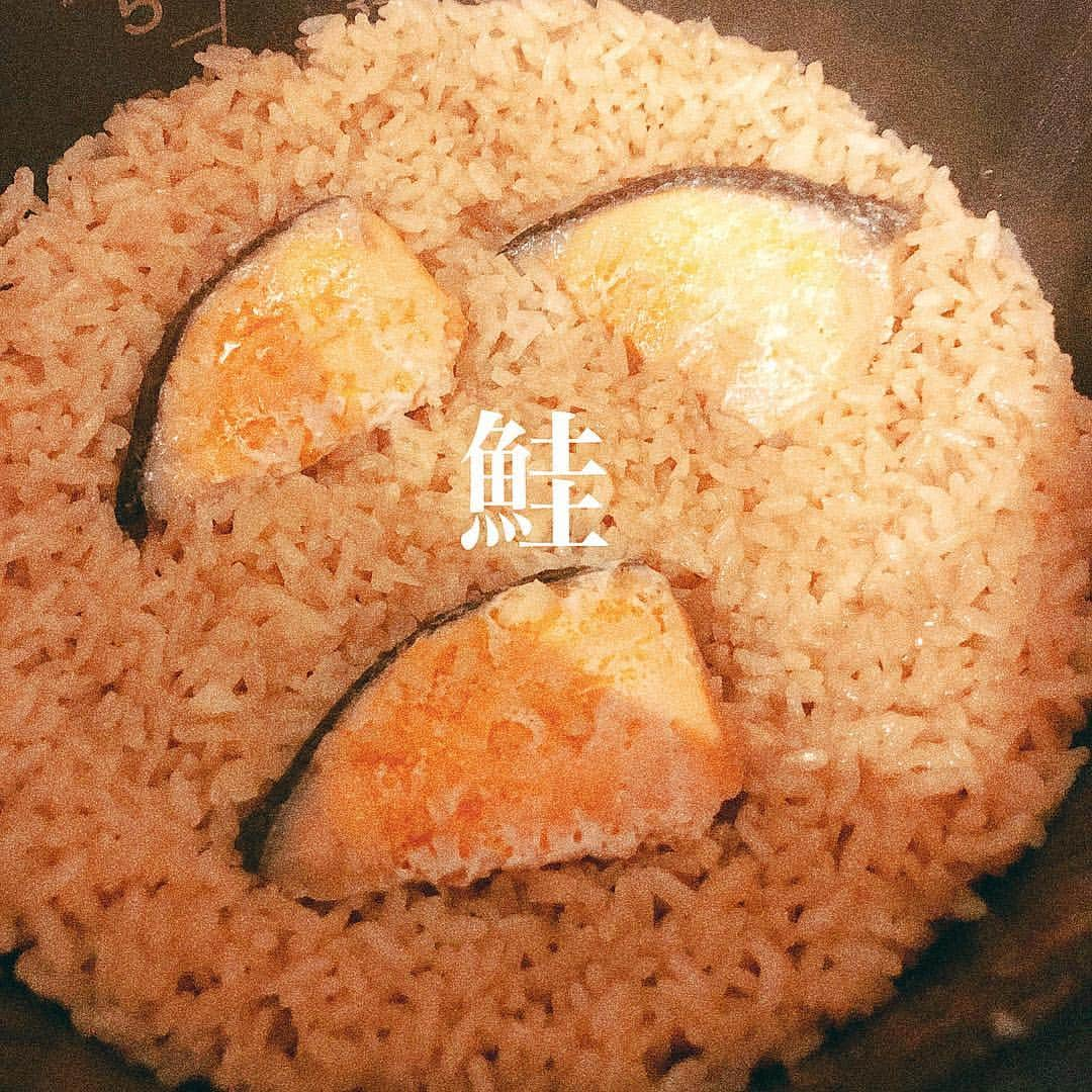 橋本愛奈さんのインスタグラム写真 - (橋本愛奈Instagram)「鮭とバターとにんにくと🍚 映えとはまさに無縁である、✌🏻 #おうちごはん #ハシモトご飯 #鮭とバターにんにくの炊き込みご飯」3月29日 16時04分 - aina_hashimot0