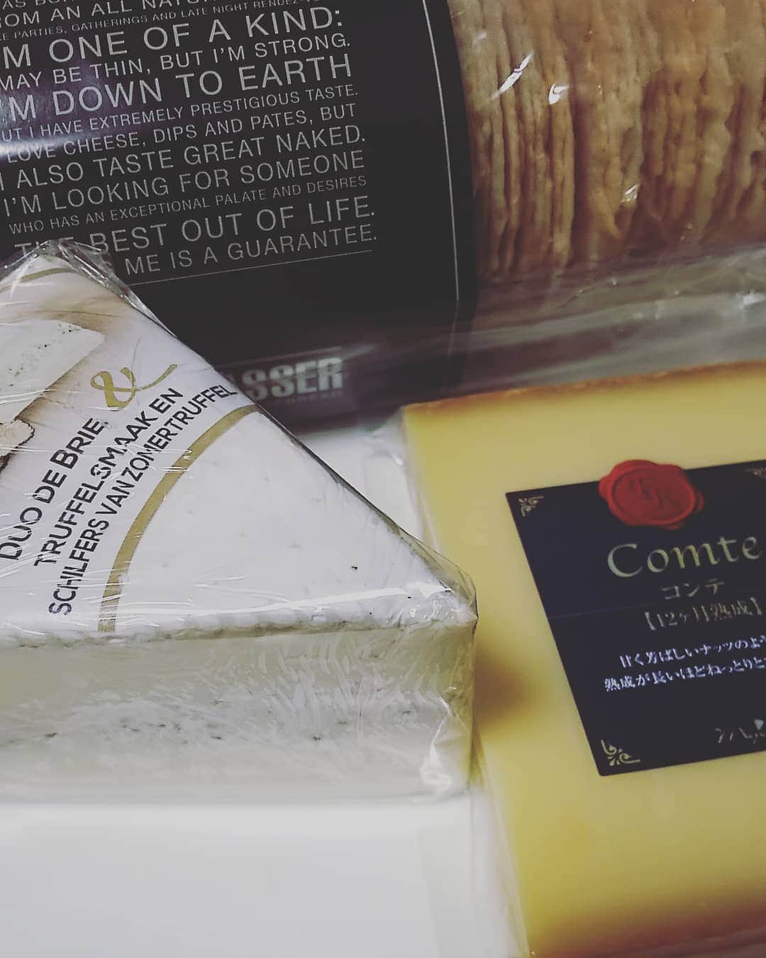 梅田陽子さんのインスタグラム写真 - (梅田陽子Instagram)「チーズ好きなので、おやつにお酒にむしゃむしゃ。  #cheese #冷蔵庫に常備 #チーズ#🧀#チーズ好き#おやつ#ワイン#food #foodie #foodstagram#食べることが好き」3月29日 16時04分 - yokoumeda