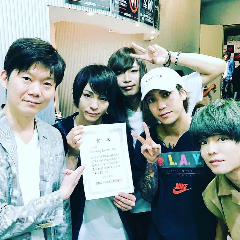 naoのインスタグラム：「Breathing Booost  今日LINEさんとご一緒したオーディションでとても才能を感じ、  http://www.bandwars.jp  nao賞受賞したbandが  薄っぺらくありきたりなラブソング  という新曲をリリース。  作曲&プロデュースしました。  早速リアルタイムランキングですが6位にランクイン。  こうやって形になりたくさんの方々に聴いていただけること、プロデューサー冥利につきます。  真っ直ぐなラブソングです。 お聴きくださいー♪  今日夜配信ライブもあります。 https://lin.ee/e0Geodt/sbhq/tw  LINEミュージック↓  https://lin.ee/aylhK5H/lnms」