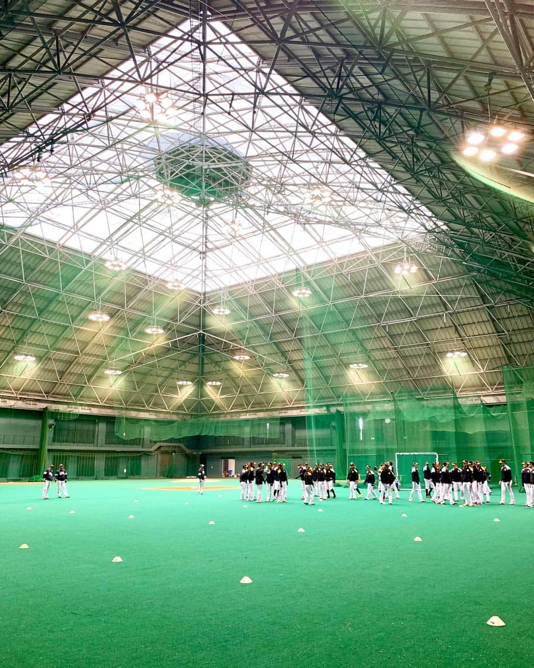 吉村優さんのインスタグラム写真 - (吉村優Instagram)「プロ野球12球団 いよいよ開幕😍✨⚾︎！！ * 先週の週パでの 解説者御三方の順位予想 満場一致でソフトバンクでしたが、、 新聞各紙も ソフトバンクの優勝奪還が 圧倒的ですね🤔🤔！！ * １枚目はソフトバンクのキャンプ 屋内練習〜🙋‍♀️ * ２枚目と３枚目は 掲載できていなかった 週刊パ・リーグ♡ * パリーグ開幕戦まであと２時間半〜笑 楽しみですねぇ☺️✨✨ * #薮田安彦 さん #カネシゲタカシ さん #田尾安志 さん #プロ野球 #開幕 #パリーグ #週パ #baseball #野球」3月29日 16時10分 - yuyoshimura87