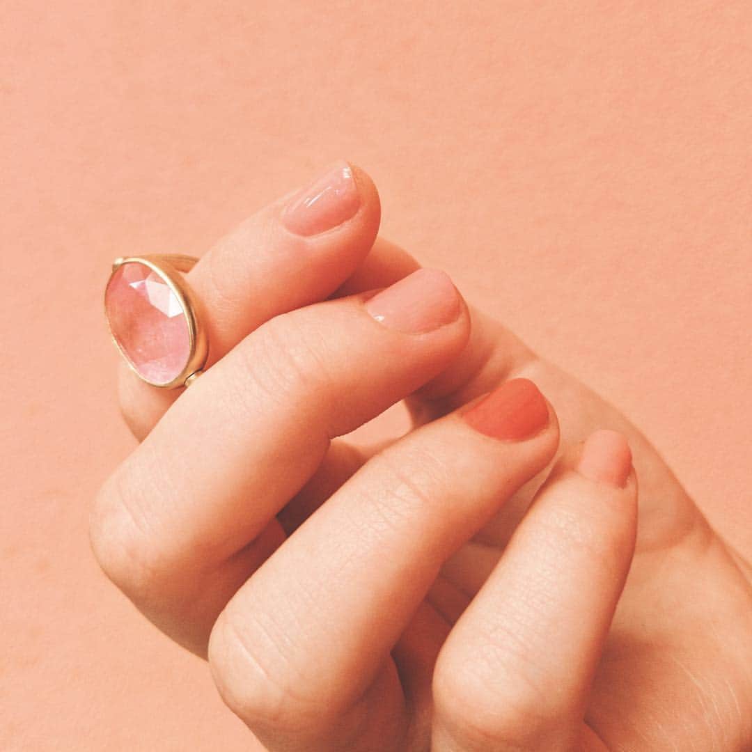 のインスタグラム：「爪の先からメイクまで、お花見は“SAKURA PINK”でドレスアップ！🌸 ストーリーの続きはプロフィールのリンクから。 Photo @omisakii Makeup @nobukomakeup Hair @satom_ Stylist @chikako_tanifuji Model @sereeeenam Jewelry @mariehelenedetaillac」