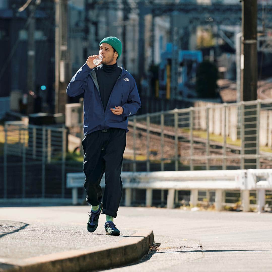 のインスタグラム：「「ちょっとアウトドア」をテーマに掲げたUOMO5月号の巻頭・街と服の連載「男子自身」の舞台は、都会の山・代官山！　90年代前半のムードを匂わせる、カラフルなアウトドアウェアをリヒトが身にまとい “あの場所”にブラリ立ち寄る。ちょっとレトロなカラーリングが、今シーズンは街にも大人の着こなしにも似合う！  #uomo_magazine #webuomo #男子自身 #代官山 #outdoor #thenorthface @_rihito_ @stylistakiohasegawa」