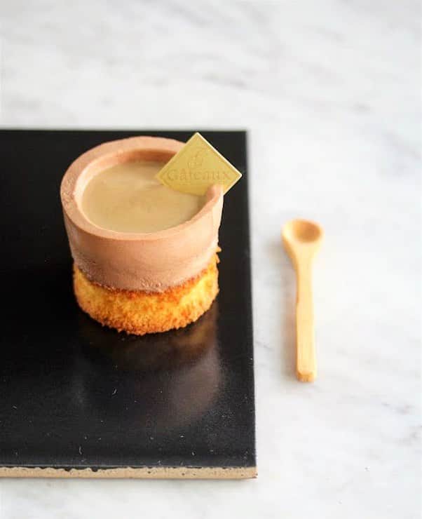 のインスタグラム：「Need some sweets to spark ur weekend joy? Not everyone probably, but I do 🙋‍♀️ 【Cafe Nana 】a YA-inspired item that I had years ago. coffee cream, caramelized hazelnuts and banana flourless sponge, 75% choc mousse + available for the next two weekends if u r keen to try (link in profile) but kindly place order early as orders will be closing soon:) #dairycreamkitchen #singapore #sgbakes #tokyo #desserts #igersjp #sgcakes #japan #yummy #igfood #love  #foodporn #igsg  #instafood #foodspotting #vscofood #gourmet #カフェ #onthetable  #bonappetit #cafe #ケーキ #デザート #スイーツ #cake #delicious #chocolate #banana #kawaii #beautifulcuisine」