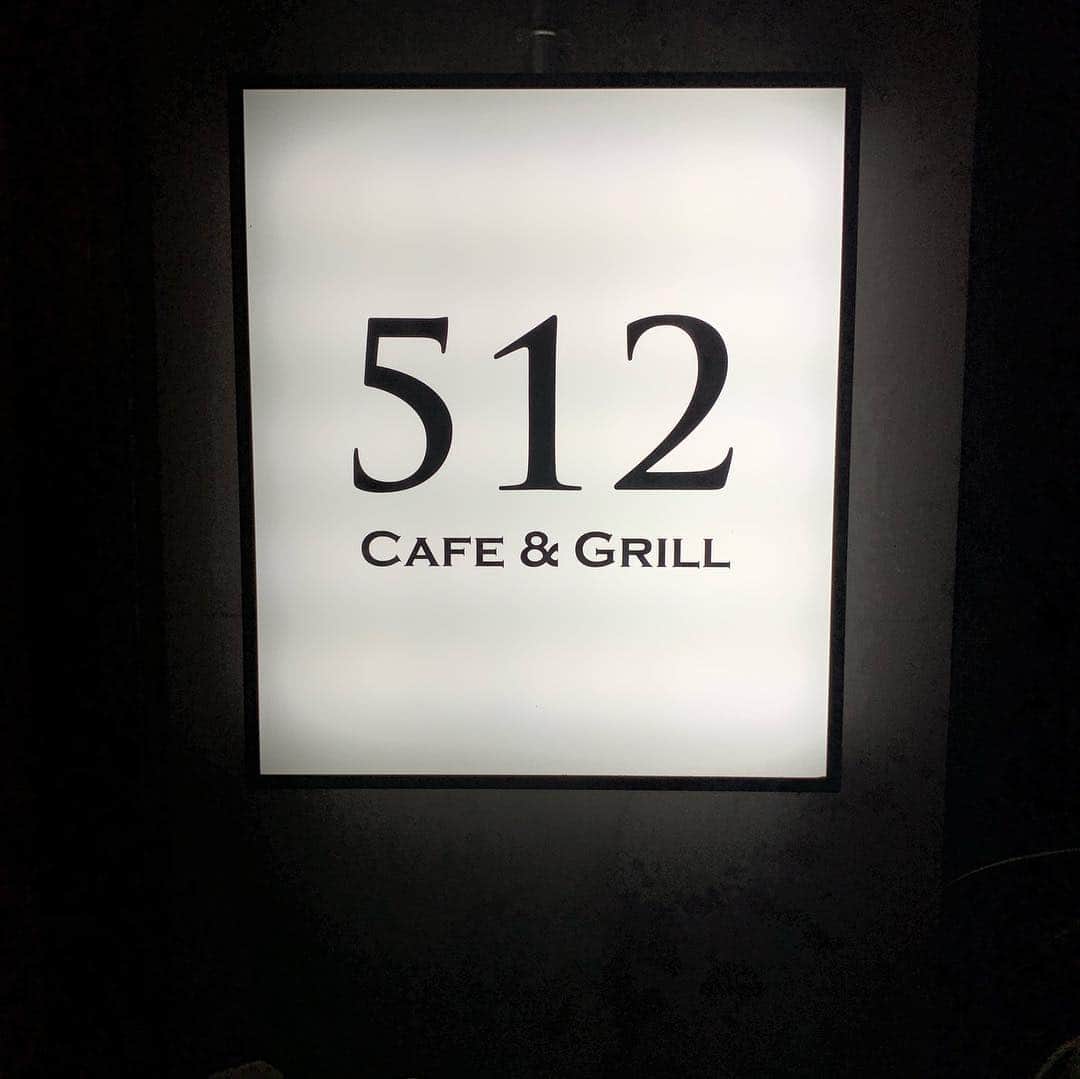 桧垣果穂さんのインスタグラム写真 - (桧垣果穂Instagram)「先日食べたパンケーキ🥞とタピオカ♡ . 「512 Cafe&Grill」/乃木坂 . 『ブリュレ パンケーキ』 . 乃木坂と六本木の狭間にあるカフェ♡ここの存在を知ったのは「パンケーキ食べたいっ♪」の芸人さんがテレビで紹介してて、それがあまりに美味しそうで気になって足を運んだよ♡ . 注文してからパンケーキが出てくるのにおよそ１時間^^ふわっふわな為、ナイフをいれた瞬間感触にまず感動。下までふわっとナイフがはいっちゃうの！食べた感想は想像以上にふわっふわな食感で、半分空気を食べてるような感覚😢💓上がブリュレになっていて、ブリュレのパリッとしたところもアクセントになって最高でした♡ほどよい甘さで本当に美味しかった♡今まで食べてきたパンケーキの中で断トツに一番美味しかったです💓六本木の駅から行く場合はミッドタウン方面に進みます！少し歩くけど、このパンケーキを食べる為に歩くって考えたら余裕な距離です♡美味しすぎたから近いうちにまた行きたいなあって思ってます🐹 . . 「FORTUNER tiger&milk 表参道」 . 『黒糖タピオカチーズミルクティ』 . 原宿に２店舗あるんだけど、このタピオカは表参道店にしか置いてないので注意してね！場所は原宿のエッグスシングスの斜め前に黄色の一風変わった見た目の自動販売機があるんだけど、実はそれは隠し扉になっていて、そこからタピオカを注文することが出来ます♡ファンタジーの世界みたい！ . タピオカ自体が黒糖味でとっても甘く、チーズミルクティーに絡めて飲むと最高にマッチして美味しかった♡さらに一番上にオレオのパウダーがかかっているので少しザクザクした食感もハナマル！ケーキを食べてるような感覚でした♡１日数量限定な為、平日でも18:30には無くなってしまうから、行かれる際は注意してね^^ . . 本当にどちらも美味しかったよ💓 原宿や六本木に行った際はぜひ♡ #512cafe  #fortunerteabox  #タピオカ #原宿 #原宿タピオカ #タピオカミルクティー  #六本木パンケーキ  #六本木 #六本木カフェ  #パンケーキ #カフェ巡り  #カフェ #cafe」3月29日 16時33分 - kahohamu14