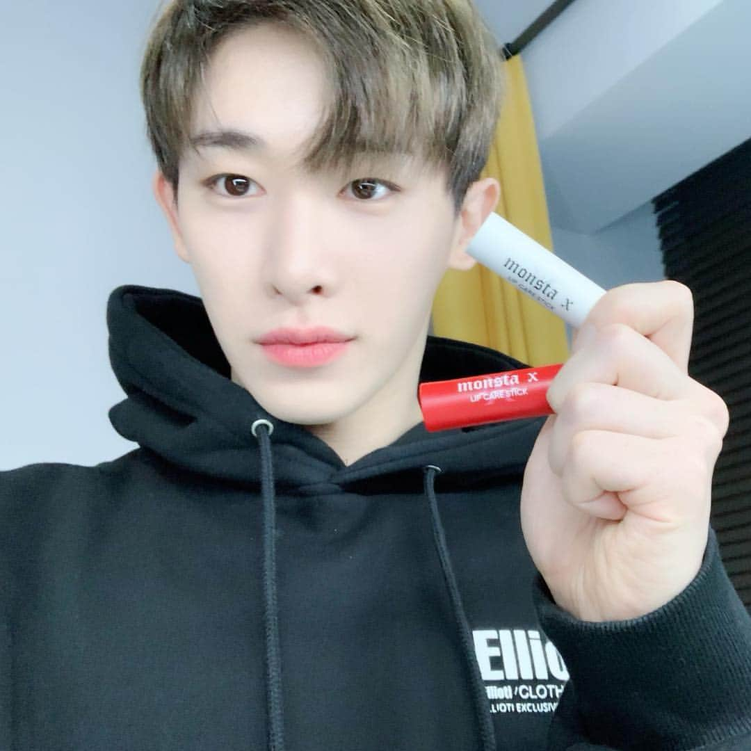 Monsta Xさんのインスタグラム写真 - (Monsta XInstagram)「#몬스타엑스 X #토니모리 #몬스타엑스립케어스틱 😘💋 @tonymoly_street #MONSTAX #MONSTA_X #TONYMOLY #LIP_CARESTICK  #촉촉부드러운입술케어 #셔누 #원호 #민혁 #기현 #형원 #주헌 #IM  #MONSTAXGRAM #몬스타그램」3月29日 16時24分 - official_monsta_x