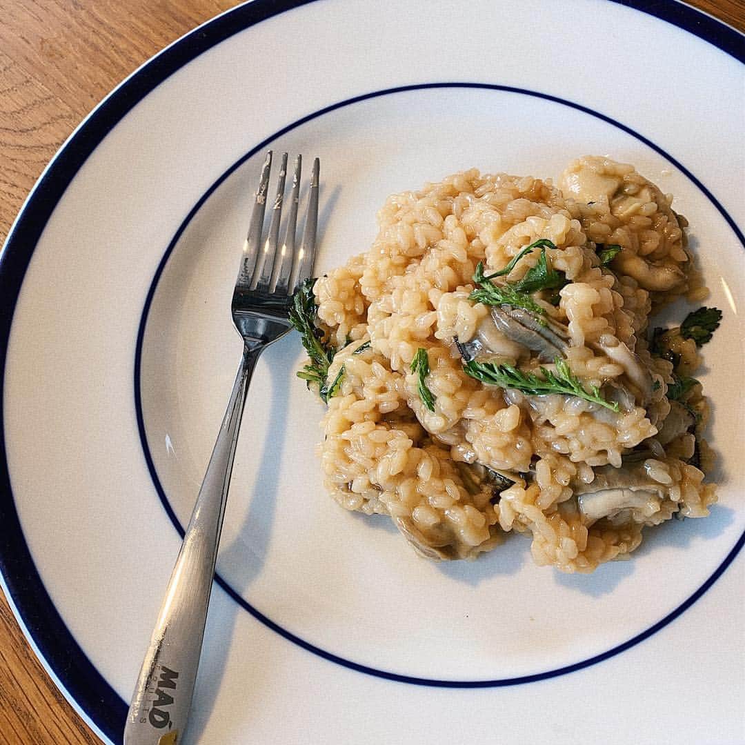 のインスタグラム：「【牡蠣と春菊のリゾット】🍽🌿 "バターと白ワインで牡蠣をワイン蒸し 焦げそうになったら水をジャッと入れる ひたすら煮詰める 取っておく  別のフライパンでオリーブオイルで米を炒める 白ワインをジャッと入れて煮詰める、水分を飛ばす お水を入れて煮詰めるのを繰り返す  8分ほど火が通ったらさっきの牡蠣のやつを入れる 塩で整える パルメジャンチーズを大さじ二杯 バターを小さじ1混ぜて完成  ルッコラor(春菊or)クレソンを最後余熱で混ぜる"  米のアルデンテ具合といい、油と塩の加減といい、おいしくできました😊 #ayumi_kitchen」