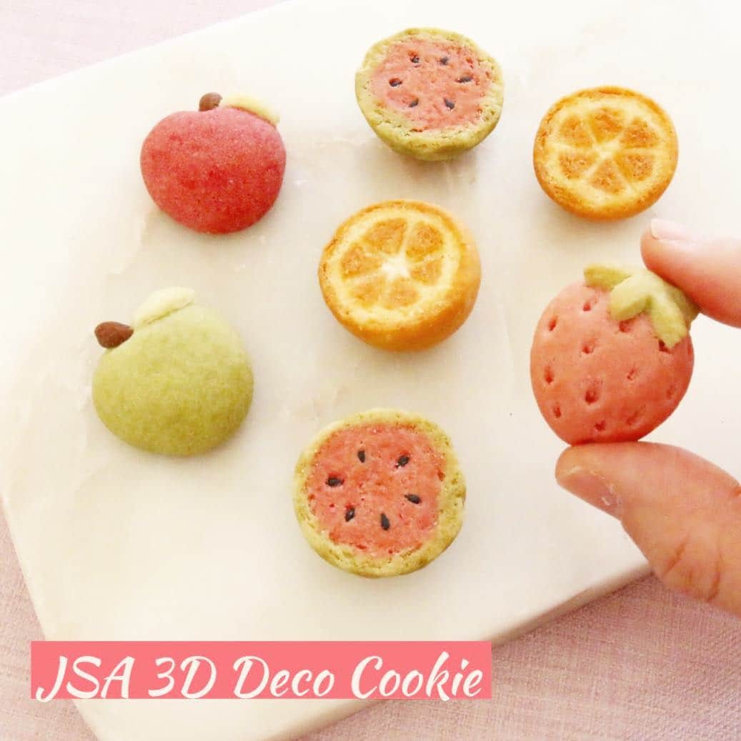 のインスタグラム：「JSA講師向け通信動画サイト『スイートクラフター』の新作動画講座『3D Deco Cookie 〜犬・ほね・足あと〜』のアレンジで、フルーツバージョン🍎🍓🍊 スイートクラフターは、JSA講師になった後のサポートの1つとして、「自宅にいながら、好きな時間に学べる！」と大変ご好評いただいております♡ 今回の新作動画は、なんと❗️JSA全講師が受講可能です🥰  サクサクで立体的な造形ができる生地で作ったクッキーは、甘さ控えめの軽い食感でいくつでも食べられる美味しさです♪  みなさんも、カラフルで可愛い 3Dデコクッキーにチャレンジしてみてくださいね🤗  #3dcookies  #3dcookie  #3ddecocookie #3dデコクッキー #JSA3dデコクッキー #JSA #日本サロネーゼ協会 #japansalonaiseassociation」