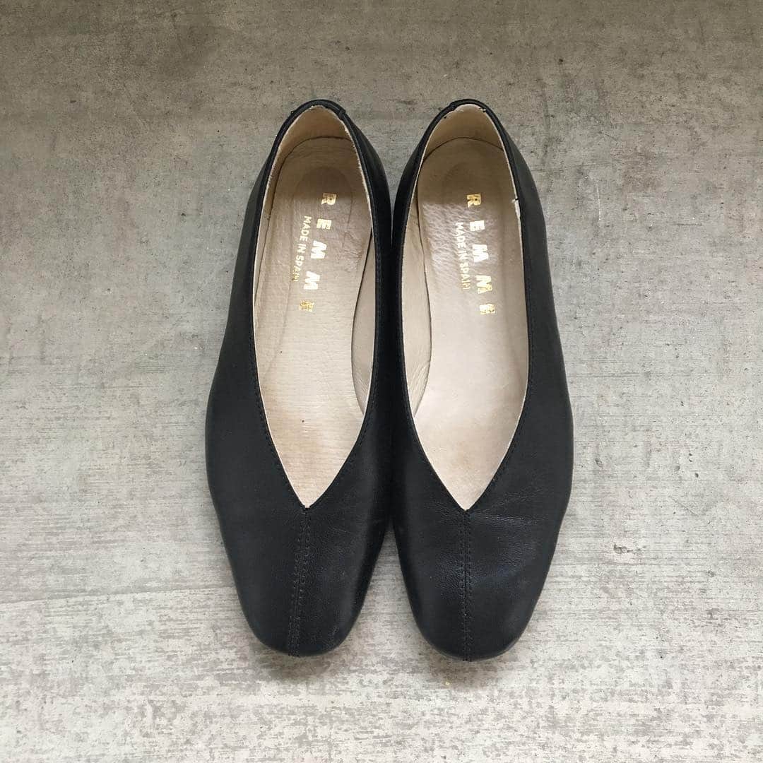 LEEさんのインスタグラム写真 - (LEEInstagram)「『REMME』はリアルに「楽してきれいに見える靴」でした！  連続、靴投稿で失礼します😅 3月4月の卒入園シーズン、ヒール靴を履きたいけれど、外反母趾ぎみで苦手としている私を救ってくれたのが、この靴！  スペインブランド『REMME（レメ）』のフラットシューズ。LEE3月号の特集「楽してきちんと見える靴」を参考に購入しました。特徴的なVあきの甲デザインが黒のパンツスーツになじみ、そしてなによりも本当に履きやすくて！  卒園式→謝恩会というハードな1日もなんなく乗り切ることができました😊  撮影のあった今日はリブソックスをあわせて、やはりパンツスタイルで。デイリーにも活躍中で、色違いも欲しくなっているところです😍（J）  #lee編集部のお買い物  #REMME #レメ  #甲深フラット ＃リアルにたくさん履いているため #ちょっと使用感が#すみません」3月29日 16時43分 - magazinelee