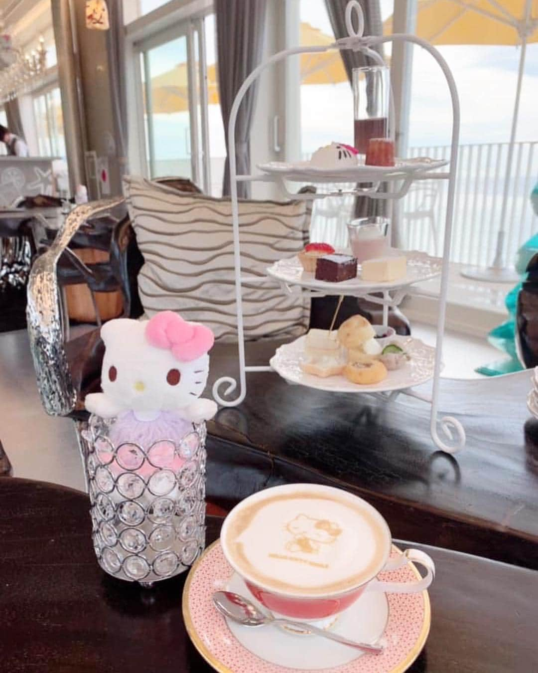 Miku Hirata 平田未来さんのインスタグラム写真 - (Miku Hirata 平田未来Instagram)「I had special afternoon tea💓HELLO KITTY SMILE (@hellokittysmile.awaji )の、別館2階Partyバルコニーです💓 * * 英国式のハイティーと和の要素が楽しめる、本格アフタヌーンティー💓 今回は、オリエンタルハイティーにしました☺️ * * ハローキティスマイル限定のラテアートをつけてもらいました✨ キティちゃんのスイーツもあり、テンションが高くなるばかり…💝 * * オーガニックホットキャラメルラテと、 子供用には、#平岡農園 まんまみかんジュースを🍊オーダーしました🥰  単品ドリンクには、ハローキティクッキーがついてきます🍪 * インテリアはすごく凝っていて、大人っぽい雰囲気❣️そこにキティちゃんが座っていたりするので、おしゃれ心満載✨ * 淡路島の海を見渡しながら🏖 可愛すぎるキティちゃんのアフタヌーンティー✨💟 悶絶キュンとして、写真撮りすぎて、お菓子が干からびそうでした笑 * しっかり、頂いて、飲んで 日が暮れる前に、#ニジゲンノモリ (ニンゲンノモリに非ず) に移動しました🥰🚌 * *  詳細はHPをご覧ください💝 📍HELLO KITTY SMILE https://awaji-resort.com/hellokittysmile/ Adress ‪〒656-1721 兵庫県淡路市野島蟇浦985-1 　0799-70-9037‬ カフェ→平日・土日祝　11：00～18：00（L.O 17：30） 火曜日おやすみ❣️ * * #hellokittysmile #hellokitty #hellokittyaddicts #hellokittyafternoontea #ハローキティスマイル #ハローキティスマイルレストラン #ハローキティカフェ #キティカフェ #神戸アフタヌーンティー #ハローキティコラボ #awajishimacafe #淡路島観光 #可愛いスポット #ピンクスポット #chesty #チェスティワンピース #チェスティコーデ #男の子ママコーデ #いいね返し」3月29日 22時15分 - miku.hirata