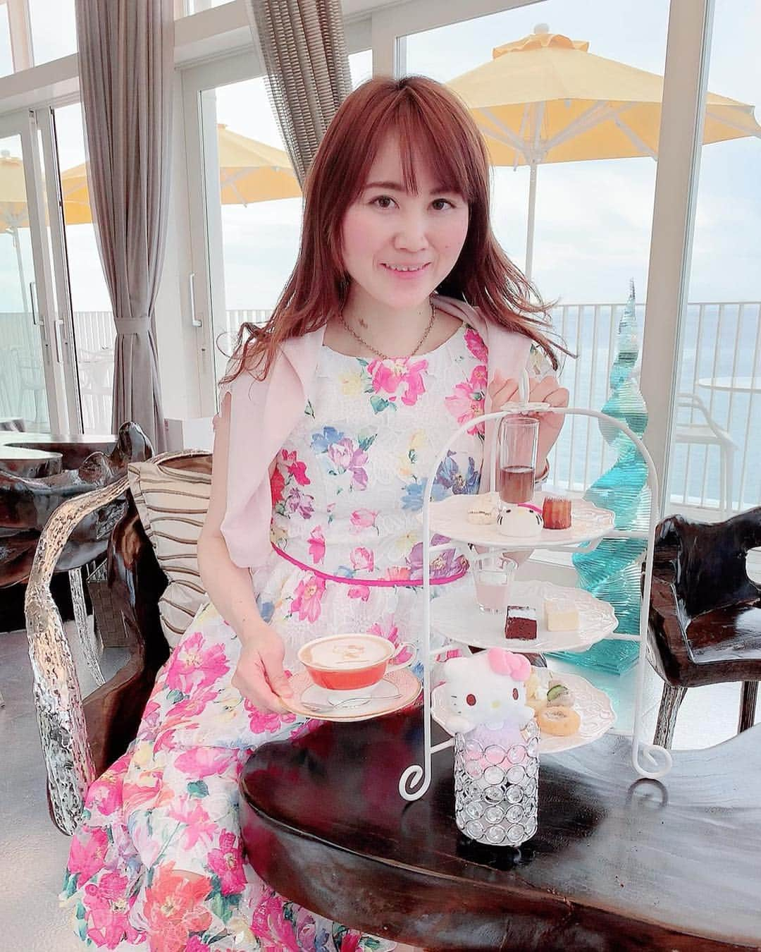 Miku Hirata 平田未来さんのインスタグラム写真 - (Miku Hirata 平田未来Instagram)「I had special afternoon tea💓HELLO KITTY SMILE (@hellokittysmile.awaji )の、別館2階Partyバルコニーです💓 * * 英国式のハイティーと和の要素が楽しめる、本格アフタヌーンティー💓 今回は、オリエンタルハイティーにしました☺️ * * ハローキティスマイル限定のラテアートをつけてもらいました✨ キティちゃんのスイーツもあり、テンションが高くなるばかり…💝 * * オーガニックホットキャラメルラテと、 子供用には、#平岡農園 まんまみかんジュースを🍊オーダーしました🥰  単品ドリンクには、ハローキティクッキーがついてきます🍪 * インテリアはすごく凝っていて、大人っぽい雰囲気❣️そこにキティちゃんが座っていたりするので、おしゃれ心満載✨ * 淡路島の海を見渡しながら🏖 可愛すぎるキティちゃんのアフタヌーンティー✨💟 悶絶キュンとして、写真撮りすぎて、お菓子が干からびそうでした笑 * しっかり、頂いて、飲んで 日が暮れる前に、#ニジゲンノモリ (ニンゲンノモリに非ず) に移動しました🥰🚌 * *  詳細はHPをご覧ください💝 📍HELLO KITTY SMILE https://awaji-resort.com/hellokittysmile/ Adress ‪〒656-1721 兵庫県淡路市野島蟇浦985-1 　0799-70-9037‬ カフェ→平日・土日祝　11：00～18：00（L.O 17：30） 火曜日おやすみ❣️ * * #hellokittysmile #hellokitty #hellokittyaddicts #hellokittyafternoontea #ハローキティスマイル #ハローキティスマイルレストラン #ハローキティカフェ #キティカフェ #神戸アフタヌーンティー #ハローキティコラボ #awajishimacafe #淡路島観光 #可愛いスポット #ピンクスポット #chesty #チェスティワンピース #チェスティコーデ #男の子ママコーデ #いいね返し」3月29日 22時15分 - miku.hirata