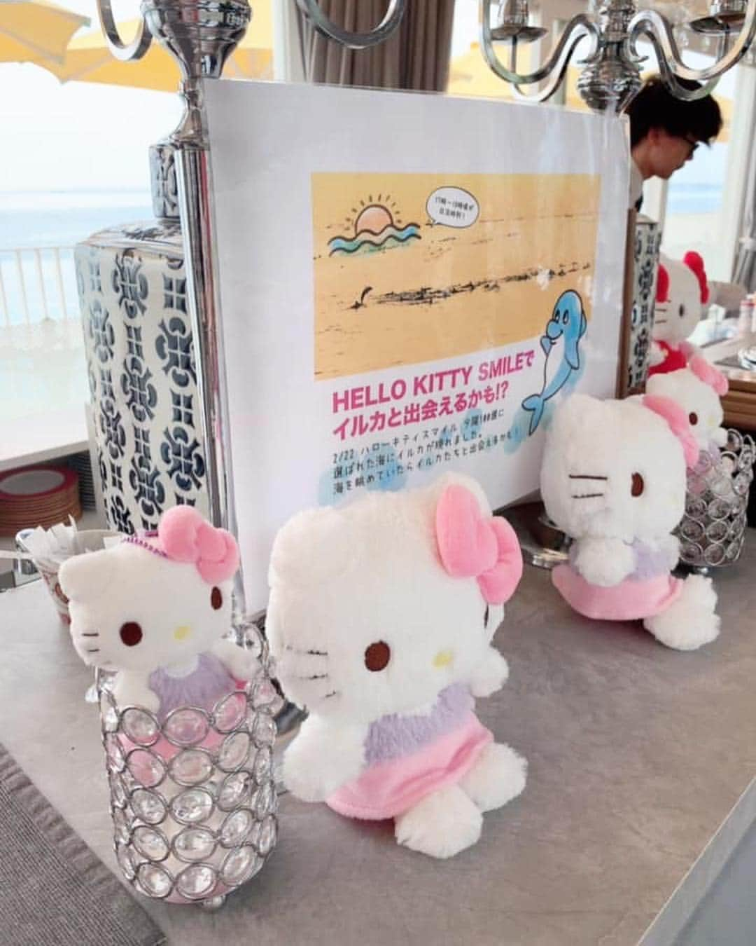 Miku Hirata 平田未来さんのインスタグラム写真 - (Miku Hirata 平田未来Instagram)「I had special afternoon tea💓HELLO KITTY SMILE (@hellokittysmile.awaji )の、別館2階Partyバルコニーです💓 * * 英国式のハイティーと和の要素が楽しめる、本格アフタヌーンティー💓 今回は、オリエンタルハイティーにしました☺️ * * ハローキティスマイル限定のラテアートをつけてもらいました✨ キティちゃんのスイーツもあり、テンションが高くなるばかり…💝 * * オーガニックホットキャラメルラテと、 子供用には、#平岡農園 まんまみかんジュースを🍊オーダーしました🥰  単品ドリンクには、ハローキティクッキーがついてきます🍪 * インテリアはすごく凝っていて、大人っぽい雰囲気❣️そこにキティちゃんが座っていたりするので、おしゃれ心満載✨ * 淡路島の海を見渡しながら🏖 可愛すぎるキティちゃんのアフタヌーンティー✨💟 悶絶キュンとして、写真撮りすぎて、お菓子が干からびそうでした笑 * しっかり、頂いて、飲んで 日が暮れる前に、#ニジゲンノモリ (ニンゲンノモリに非ず) に移動しました🥰🚌 * *  詳細はHPをご覧ください💝 📍HELLO KITTY SMILE https://awaji-resort.com/hellokittysmile/ Adress ‪〒656-1721 兵庫県淡路市野島蟇浦985-1 　0799-70-9037‬ カフェ→平日・土日祝　11：00～18：00（L.O 17：30） 火曜日おやすみ❣️ * * #hellokittysmile #hellokitty #hellokittyaddicts #hellokittyafternoontea #ハローキティスマイル #ハローキティスマイルレストラン #ハローキティカフェ #キティカフェ #神戸アフタヌーンティー #ハローキティコラボ #awajishimacafe #淡路島観光 #可愛いスポット #ピンクスポット #chesty #チェスティワンピース #チェスティコーデ #男の子ママコーデ #いいね返し」3月29日 22時15分 - miku.hirata