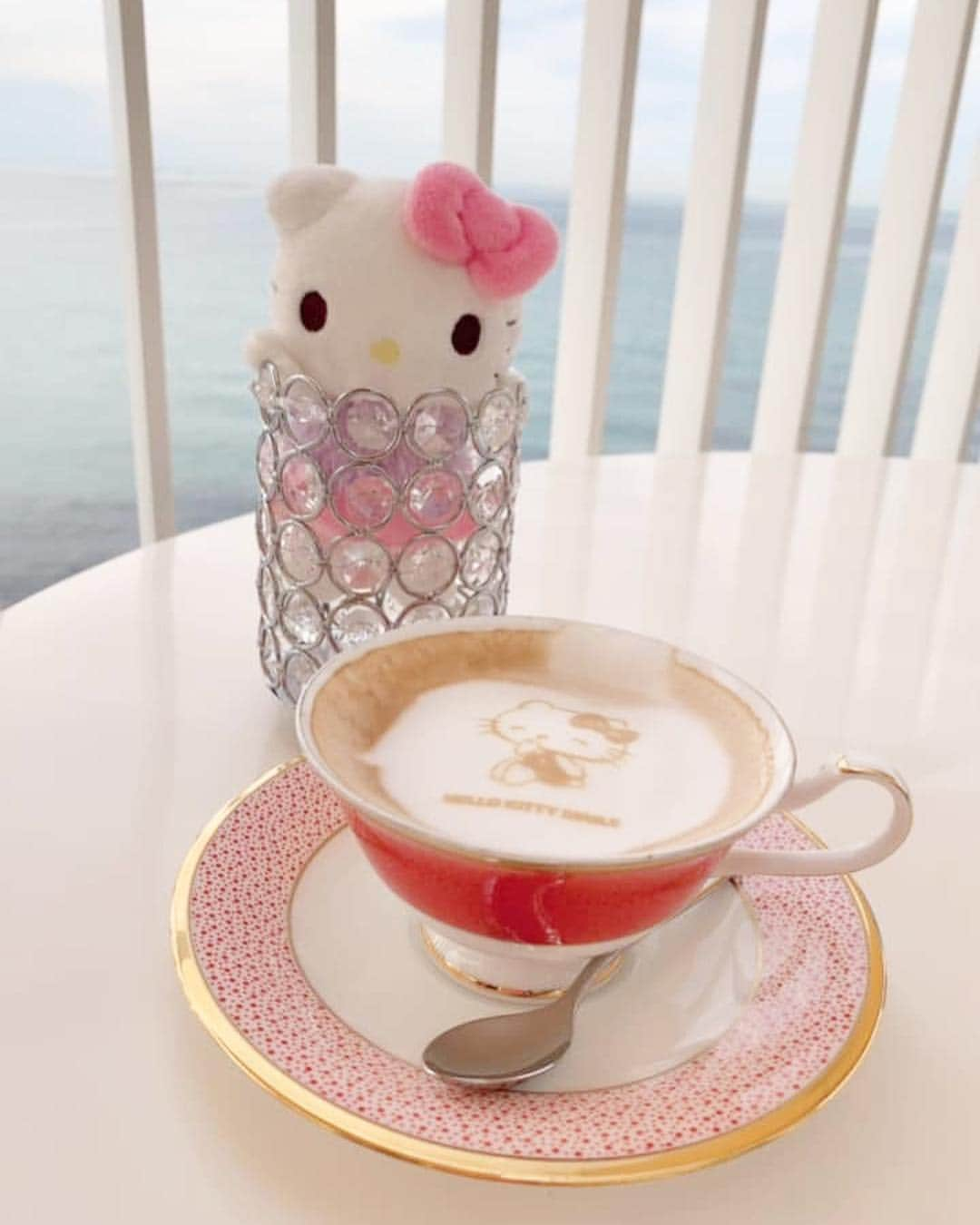 Miku Hirata 平田未来さんのインスタグラム写真 - (Miku Hirata 平田未来Instagram)「I had special afternoon tea💓HELLO KITTY SMILE (@hellokittysmile.awaji )の、別館2階Partyバルコニーです💓 * * 英国式のハイティーと和の要素が楽しめる、本格アフタヌーンティー💓 今回は、オリエンタルハイティーにしました☺️ * * ハローキティスマイル限定のラテアートをつけてもらいました✨ キティちゃんのスイーツもあり、テンションが高くなるばかり…💝 * * オーガニックホットキャラメルラテと、 子供用には、#平岡農園 まんまみかんジュースを🍊オーダーしました🥰  単品ドリンクには、ハローキティクッキーがついてきます🍪 * インテリアはすごく凝っていて、大人っぽい雰囲気❣️そこにキティちゃんが座っていたりするので、おしゃれ心満載✨ * 淡路島の海を見渡しながら🏖 可愛すぎるキティちゃんのアフタヌーンティー✨💟 悶絶キュンとして、写真撮りすぎて、お菓子が干からびそうでした笑 * しっかり、頂いて、飲んで 日が暮れる前に、#ニジゲンノモリ (ニンゲンノモリに非ず) に移動しました🥰🚌 * *  詳細はHPをご覧ください💝 📍HELLO KITTY SMILE https://awaji-resort.com/hellokittysmile/ Adress ‪〒656-1721 兵庫県淡路市野島蟇浦985-1 　0799-70-9037‬ カフェ→平日・土日祝　11：00～18：00（L.O 17：30） 火曜日おやすみ❣️ * * #hellokittysmile #hellokitty #hellokittyaddicts #hellokittyafternoontea #ハローキティスマイル #ハローキティスマイルレストラン #ハローキティカフェ #キティカフェ #神戸アフタヌーンティー #ハローキティコラボ #awajishimacafe #淡路島観光 #可愛いスポット #ピンクスポット #chesty #チェスティワンピース #チェスティコーデ #男の子ママコーデ #いいね返し」3月29日 22時15分 - miku.hirata