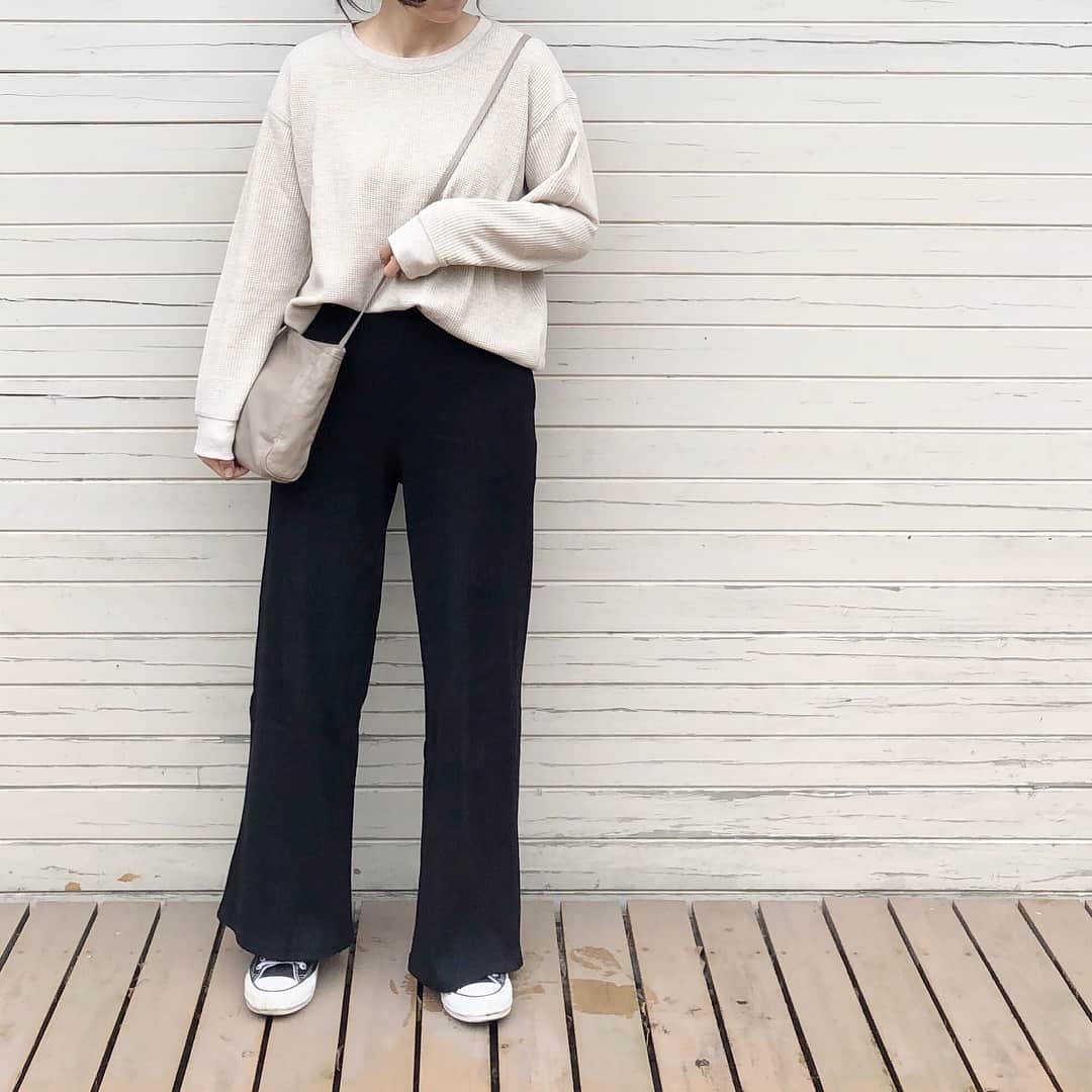 acco.mamaさんのインスタグラム写真 - (acco.mamaInstagram)「⠀ 完全なる リラックス旅スタイル.✈︎ ⠀ 帰省先のUNIQLOで見つけた #コットンリブワイドパンツ  帰りの飛行機で履きたくて 急遽買う🙌 ⠀ GUでもいくつか ニットパンツ試着したけど 腰張ってるからか似合わなくて😭 ⠀ こっちは綿100で ほどよく生地に張りがあるから 腰張りが目立たず良い感じ♡︎ʾʾ 帰宅したら他の色も追加予定♩ ⠀ tops,pants #UNIQLO #上下ユニクロ部 #ワッフルクルーネックT bag #plage shoes #converse ⠀」3月29日 22時15分 - acco.mama