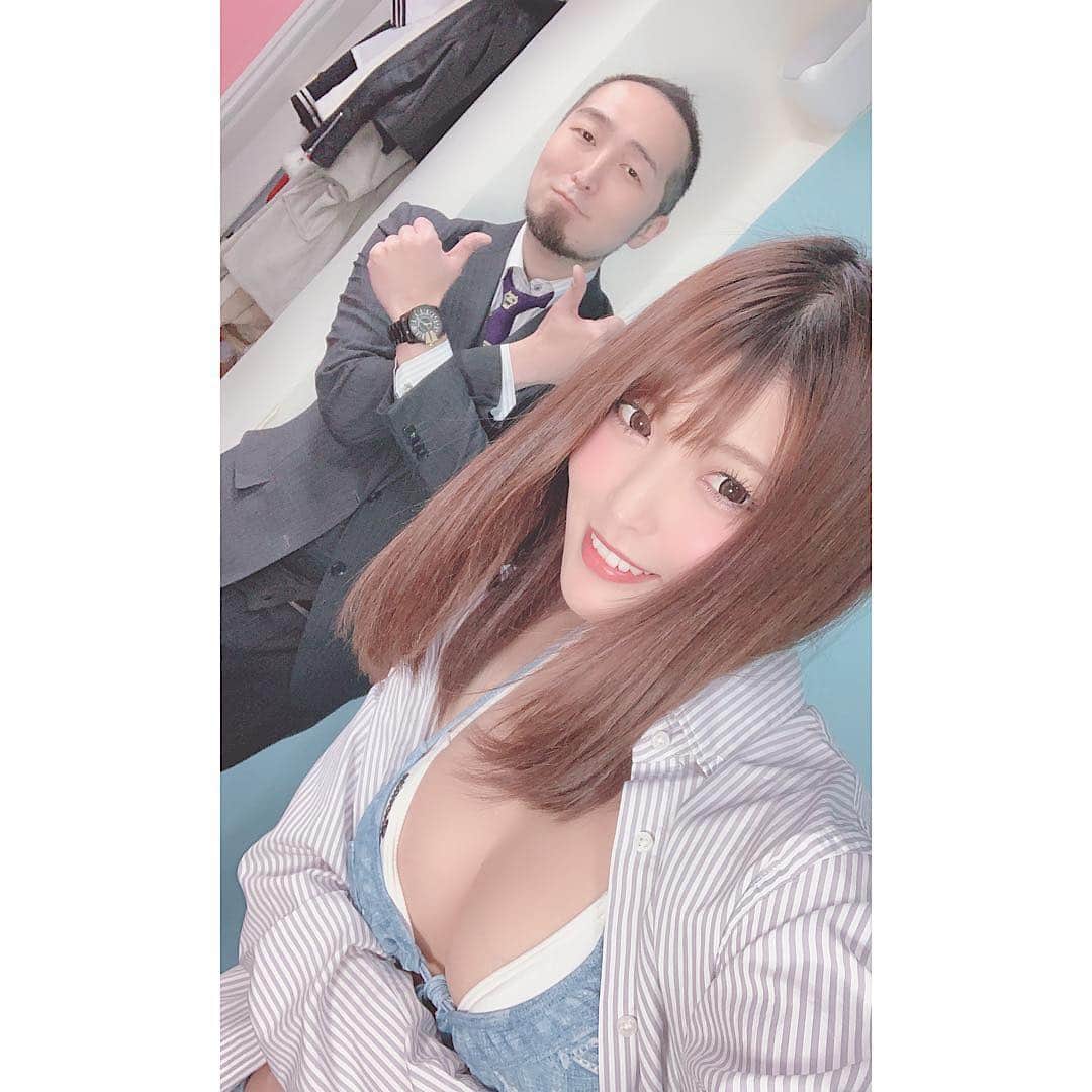 新村あかりのインスタグラム：「グローリークエストさんのイベントに来ていただきありがとうございました！！ マルチプレーヤーの斎藤さんとパチリ❤︎〈広報、営業のかたです笑〉  斎藤さんはジョジョラーということで、キラークイーンでジョジョ立ちしてみました✨✨✨ あなたの股間にシアーハートアタック💕  #新村あかり #av女優  #ジョジョの奇妙な冒険  #ジョジョ立ち」