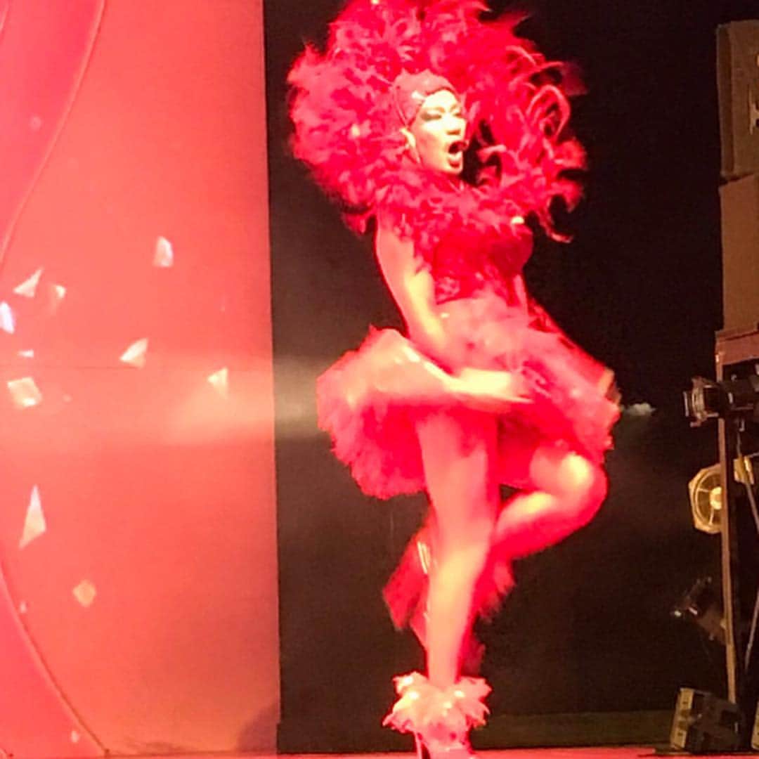 SHUNさんのインスタグラム写真 - (SHUNInstagram)「自分が演じる ミス・アンダースタンディング は、今日でおしまい  沢山の緊張と脳みそと ハートを使うこの役  色々感情は 湧き出るけど  こうやってまた再演で プレッシャーと共に 演じられたのは 有難いコトでしかありませんでした  ミス・アンダースタンディング ＝ 誤った理解  誰もそんな事は言ってないけれど 俺はそう思っている  劇中 唯一 自分を名乗る人  それが 『愛なんていらない』 と、冒頭で吐き  その後、彼女が出てくるのはフィナーレ  そこでは 『理屈じゃない！どんな愛にも、間違いは 無い』  と、言い放つ。 彼女も劇中を見たのか…… 時が経ったのか…… 悟ったのか…… 精神が成長し そう言える様になったのだ！ いや 本当は分かっていて あえて ティックやお客様を 試したのか…… 考えるとキリがない それと同時に 作品全体を考え、ワクワクしてしまう  そんなミス・アンダースタンディングでした。  今日、千穐楽の自分の 『理屈じゃない！ どんな愛にも、間違いは無い！！』 は 自分の貫きたい精神とも シンクロするから 凄く強くなってしまったww  まだまだ甘いのかな…  沢山の感情、感覚 愛をありがとう  プリシラに参加出来た事は 誰にでも伝えたいほど 感謝したい作品で 今まで生きてきた そして、これからも 素直に生きていける エナジーでしかない」3月29日 22時18分 - omura_shunsuke_shun