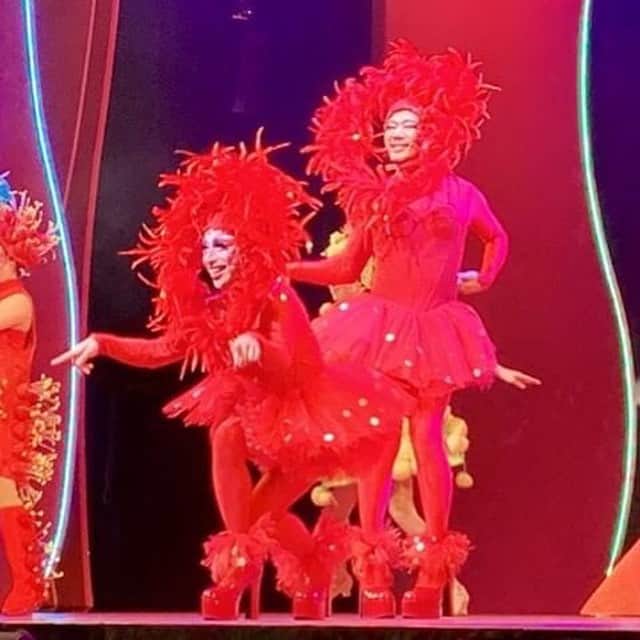 SHUNさんのインスタグラム写真 - (SHUNInstagram)「自分が演じる ミス・アンダースタンディング は、今日でおしまい  沢山の緊張と脳みそと ハートを使うこの役  色々感情は 湧き出るけど  こうやってまた再演で プレッシャーと共に 演じられたのは 有難いコトでしかありませんでした  ミス・アンダースタンディング ＝ 誤った理解  誰もそんな事は言ってないけれど 俺はそう思っている  劇中 唯一 自分を名乗る人  それが 『愛なんていらない』 と、冒頭で吐き  その後、彼女が出てくるのはフィナーレ  そこでは 『理屈じゃない！どんな愛にも、間違いは 無い』  と、言い放つ。 彼女も劇中を見たのか…… 時が経ったのか…… 悟ったのか…… 精神が成長し そう言える様になったのだ！ いや 本当は分かっていて あえて ティックやお客様を 試したのか…… 考えるとキリがない それと同時に 作品全体を考え、ワクワクしてしまう  そんなミス・アンダースタンディングでした。  今日、千穐楽の自分の 『理屈じゃない！ どんな愛にも、間違いは無い！！』 は 自分の貫きたい精神とも シンクロするから 凄く強くなってしまったww  まだまだ甘いのかな…  沢山の感情、感覚 愛をありがとう  プリシラに参加出来た事は 誰にでも伝えたいほど 感謝したい作品で 今まで生きてきた そして、これからも 素直に生きていける エナジーでしかない」3月29日 22時18分 - omura_shunsuke_shun