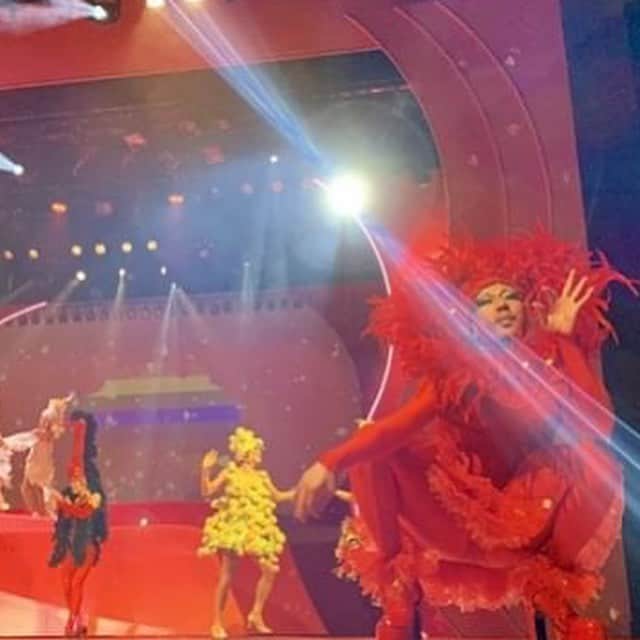 SHUNさんのインスタグラム写真 - (SHUNInstagram)「自分が演じる ミス・アンダースタンディング は、今日でおしまい  沢山の緊張と脳みそと ハートを使うこの役  色々感情は 湧き出るけど  こうやってまた再演で プレッシャーと共に 演じられたのは 有難いコトでしかありませんでした  ミス・アンダースタンディング ＝ 誤った理解  誰もそんな事は言ってないけれど 俺はそう思っている  劇中 唯一 自分を名乗る人  それが 『愛なんていらない』 と、冒頭で吐き  その後、彼女が出てくるのはフィナーレ  そこでは 『理屈じゃない！どんな愛にも、間違いは 無い』  と、言い放つ。 彼女も劇中を見たのか…… 時が経ったのか…… 悟ったのか…… 精神が成長し そう言える様になったのだ！ いや 本当は分かっていて あえて ティックやお客様を 試したのか…… 考えるとキリがない それと同時に 作品全体を考え、ワクワクしてしまう  そんなミス・アンダースタンディングでした。  今日、千穐楽の自分の 『理屈じゃない！ どんな愛にも、間違いは無い！！』 は 自分の貫きたい精神とも シンクロするから 凄く強くなってしまったww  まだまだ甘いのかな…  沢山の感情、感覚 愛をありがとう  プリシラに参加出来た事は 誰にでも伝えたいほど 感謝したい作品で 今まで生きてきた そして、これからも 素直に生きていける エナジーでしかない」3月29日 22時18分 - omura_shunsuke_shun