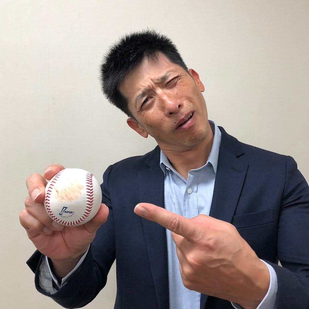 阪神タイガースさんのインスタグラム写真 - (阪神タイガースInstagram)「矢野監督、初勝利のウイニングボール？と📷✨✨ #矢野燿大 監督 #初勝利 #記念 #ウイニングボール  #試合後見つからず、皆んなで探しました😅 #でも本当にあのボールかな？ #疑惑？ #ぶち破れオレがヤル」3月29日 22時20分 - hanshintigers_official