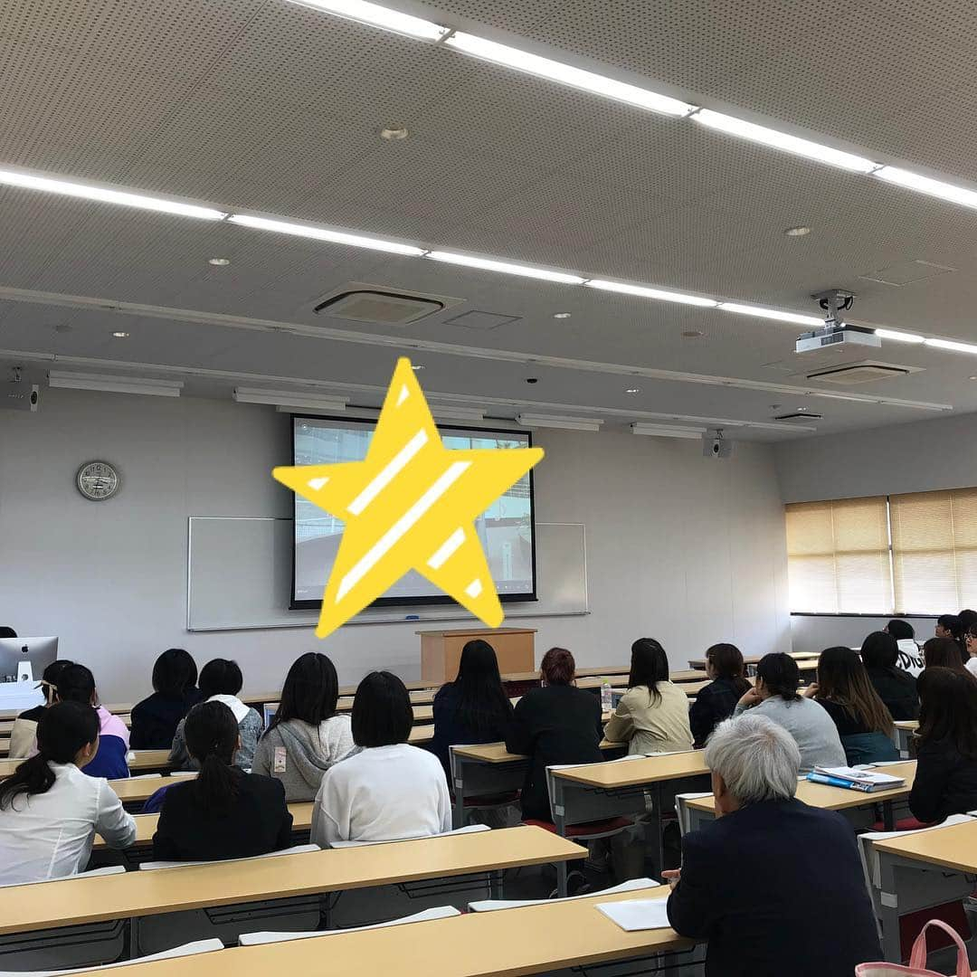 福岡女子短期大学さんのインスタグラム写真 - (福岡女子短期大学Instagram)「@福岡女子短期大学 #福女短2019入学 . 昨日から2日間開催されたリートレ（リーダーシップトレーニング）も無事終了しました🎀4/2入学式の準備も整いました✨ . 新入生のみなさん、良かったら入学式の写真に #福女短2019入学 をつけてください🌸投稿お待ちしてます✨ . #福岡女子短期大学　#福女短　#新入生　#太宰府　#キャンパス　#オリエンテーション　#新入生歓迎　#新入生オリエンテーション　#リートレ　#リーダーシップトレーニング　#新1年生 #春 #春が来た #アテンド　#福岡 #女子大生 #説明会 #入学式準備 #ご案内 #校舎 #高校生 #入学 #おめでとう #楽しみ #学生 #友達 #クラスメイト . ========[ 資料請求 ]======== ． 福岡女子短期大学の資料請求（大学案内・入試要項など）を無料送付中です。お気軽に申し込みください。 . 子ども学科/健康栄養学科 音楽科/文化教養学科 ． 福岡女子短期大学 住所：‪福岡県太宰府市五条四丁目16番1号‬ tel：‪092-922-4034‬（代表）」3月29日 16時52分 - fukuoka_wjc