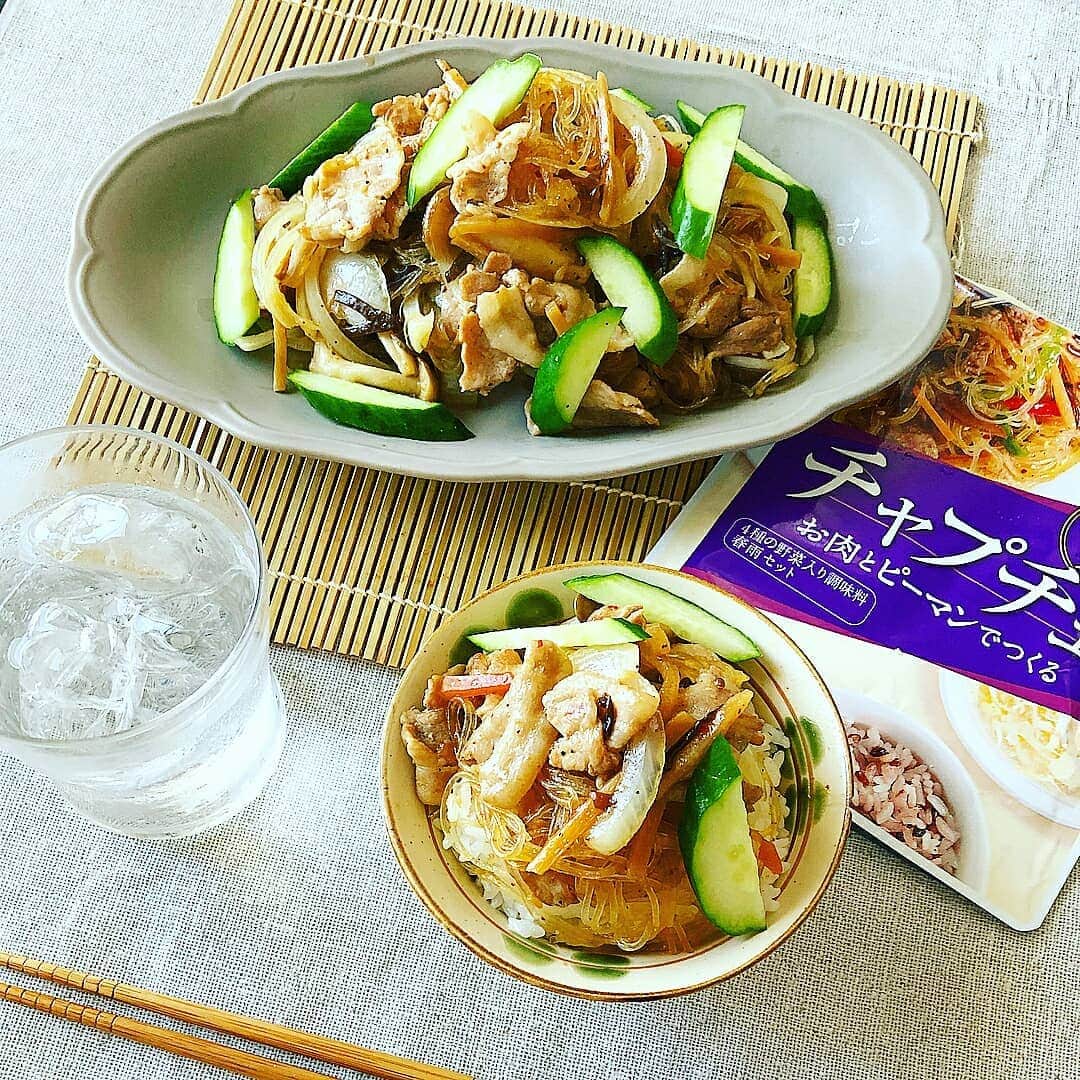 韓の食菜さんのインスタグラム写真 - (韓の食菜Instagram)「. @haru_cookingstyle さんが「韓の食菜  チャプチェ」のある食卓を投稿してくださいました♪ きゅうりのトッピングが彩りよくて食卓に映えますね☆ . ▼「韓の食菜」についてはこちら http://han-no-shokusai.moranbong.co.jp/ . #韓の食菜 #モランボン #チャプチェ #韓の食菜チャプチェ #韓国料理 #韓の食菜でカラフルディッシュ #おうちごはん #instafood -------------- #Repost @haru_cookingstyle ・・・ . ♡*⃝̣◌⑅⃝◍♡◌*⃝̥◍♡♡*⃝̣◌⑅⃝◍♡◌*⃝̥◍♡♡*⃝̣◌⑅⃝◍♡◌*⃝̥◍♡ 今日は韓国ごはんです。 モランボン×レシピブログのコラボ広告企画にて モランボン韓の食菜をモニタープレゼントで頂きました。 付属のタレにいくつかお野菜が入ってますが 私はピーマン、人参、玉ねぎ、しめじを追加❤ そして盛り付け後にきゅうりトッピングしてみました😍 チャプチェって春雨あるから主食なんかな？！ と思いきやご飯にめっちゃ合う味！ すかさずオンザライス😍 ご飯食べ過ぎ注意⚠だわ！ . . #チャプチェ#韓の食菜でカラフルディッシュ #クッキングラムモニター#クッキングラム#モランボン#韓の食菜」3月29日 16時53分 - hannoshokusai