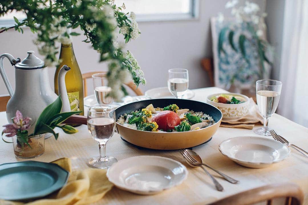 ひかり味噌株式会社さんのインスタグラム写真 - (ひかり味噌株式会社Instagram)「フライパンごとテーブルへ。友人や家族と囲む、春の食卓にぴったりのパエリアです。草花を飾って、おうちでお花見気分。 . 最近は日が長くなってきたので、電気を消してキャンドルを灯しても素敵ですよね。 . #春の味噌パエリア レシピはこちら🍳↓」3月29日 16時53分 - hikarimiso