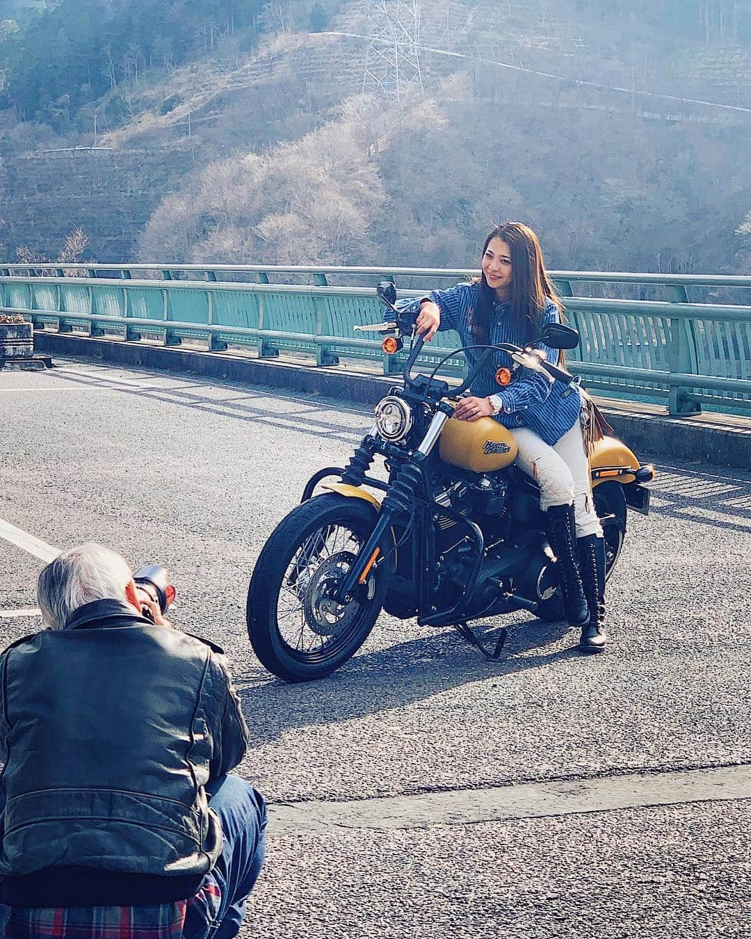 古澤恵さんのインスタグラム写真 - (古澤恵Instagram)「今年初バイクはハーレーダビッドソン✨ 次号から「バージンハーレー」改 #VIVIDHARLEY #ビビットハーレー と名前が変わります。 中身は今まで通りのスタイルなのでこれからも末永く宜しくお願い致します。 バージンハーレーは8年お世話になりました🙏 ビビットハーレーでも新たな気持ちで走り続けます❤️ . . 記念すべきビビットハーレー1号を一緒に撮影してくれたのは「#ハーレーダビッドソン埼玉花園」店長の市川裕美(yumi)さん。 こんな可愛い店長他にはいないよね😍 お店は外観も店内もハーレーらしい拘りでとにかくここに居るだけでアメリカにいる気分になるからテンションあがる〜🇺🇸 レディースアパレルも多く可愛い店長さんもいるからハーレーに乗らない人も立ち寄りやすい雰囲気です🤗 ハーレーグッズはバイクに乗らない人にも人気があるんですよ💕 . . レンタルもやっているから車やハーレー以外のバイクで来て、秩父をハーレーで走る！なんてことも👍 #ハーレーレンタル . . 4月14日発売の新✨「ビビットハーレー」 お楽しみに💫 . . #harleydavidson #harleydavidsonmagazine #toysmccoy #maxfritz #LUMINOX #motorcyclegirls #motorcyclegirl #motorcyclemodel #harlygirls #ハーレー女子 #バイク女子 #女性ライダー #ハーレーライダー」3月29日 16時55分 - gugu1202