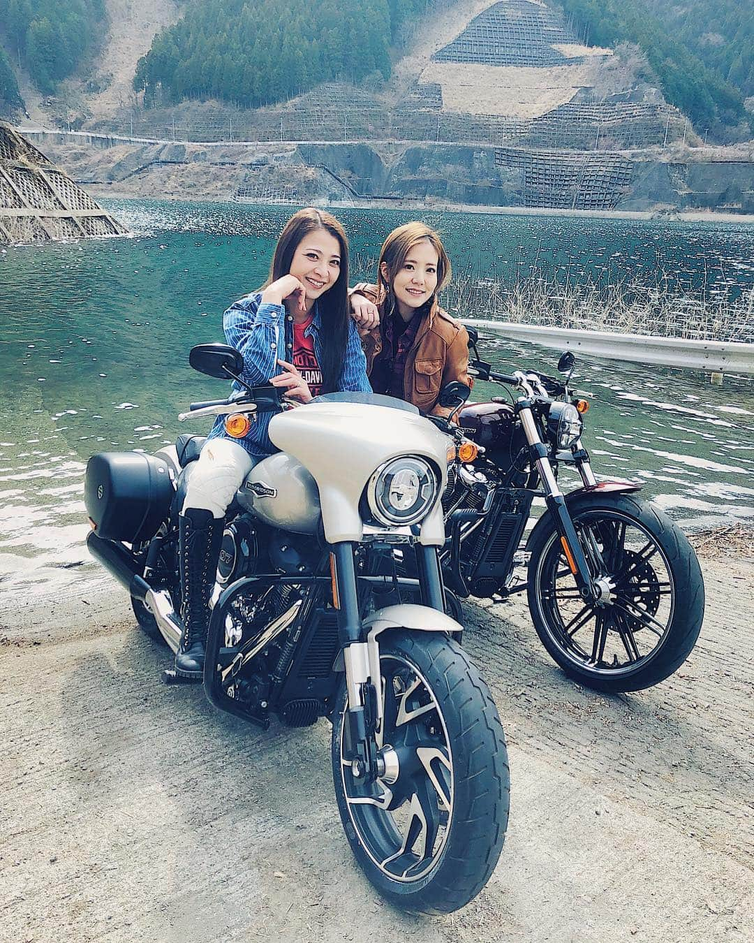 古澤恵さんのインスタグラム写真 - (古澤恵Instagram)「今年初バイクはハーレーダビッドソン✨ 次号から「バージンハーレー」改 #VIVIDHARLEY #ビビットハーレー と名前が変わります。 中身は今まで通りのスタイルなのでこれからも末永く宜しくお願い致します。 バージンハーレーは8年お世話になりました🙏 ビビットハーレーでも新たな気持ちで走り続けます❤️ . . 記念すべきビビットハーレー1号を一緒に撮影してくれたのは「#ハーレーダビッドソン埼玉花園」店長の市川裕美(yumi)さん。 こんな可愛い店長他にはいないよね😍 お店は外観も店内もハーレーらしい拘りでとにかくここに居るだけでアメリカにいる気分になるからテンションあがる〜🇺🇸 レディースアパレルも多く可愛い店長さんもいるからハーレーに乗らない人も立ち寄りやすい雰囲気です🤗 ハーレーグッズはバイクに乗らない人にも人気があるんですよ💕 . . レンタルもやっているから車やハーレー以外のバイクで来て、秩父をハーレーで走る！なんてことも👍 #ハーレーレンタル . . 4月14日発売の新✨「ビビットハーレー」 お楽しみに💫 . . #harleydavidson #harleydavidsonmagazine #toysmccoy #maxfritz #LUMINOX #motorcyclegirls #motorcyclegirl #motorcyclemodel #harlygirls #ハーレー女子 #バイク女子 #女性ライダー #ハーレーライダー」3月29日 16時55分 - gugu1202