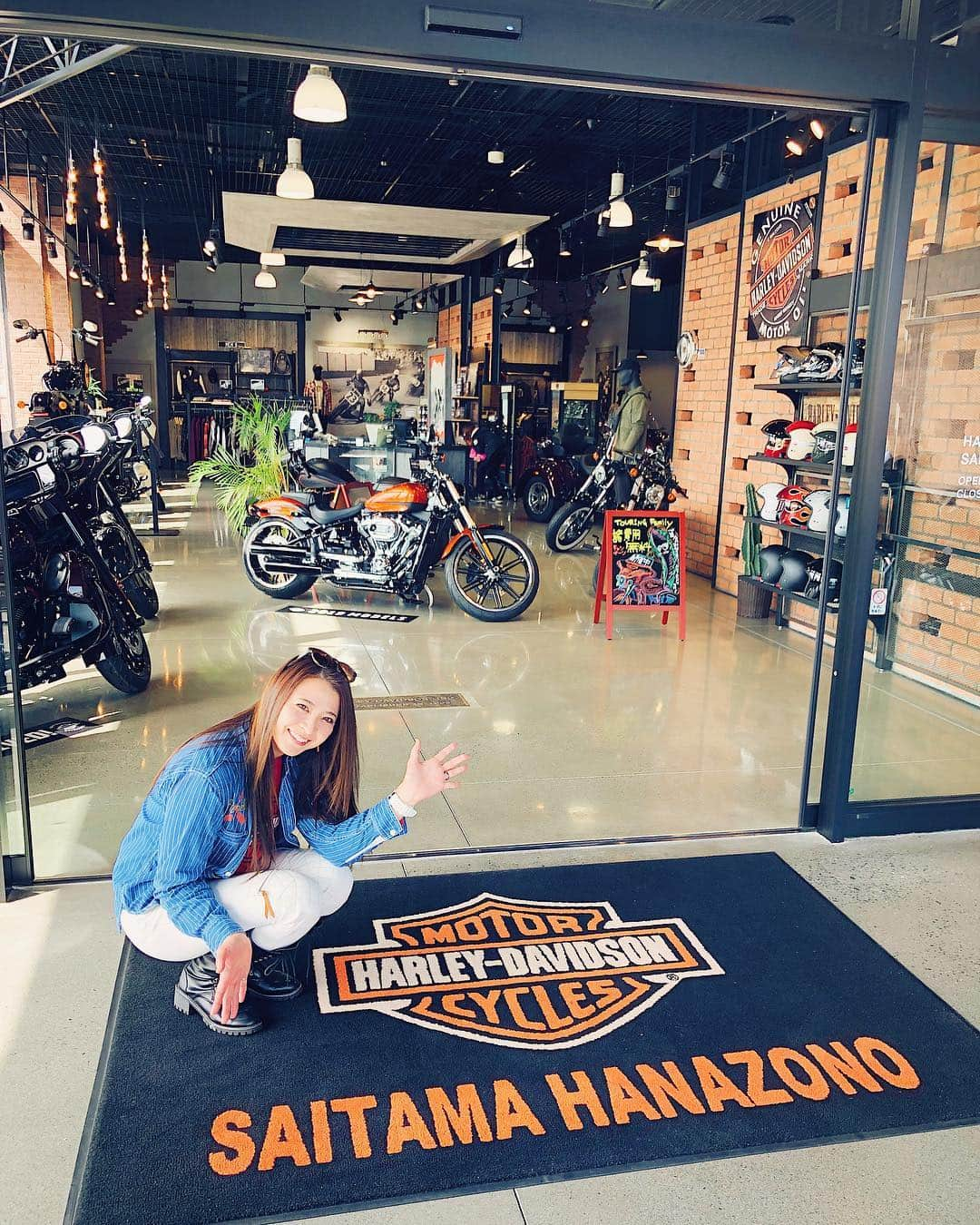 古澤恵さんのインスタグラム写真 - (古澤恵Instagram)「今年初バイクはハーレーダビッドソン✨ 次号から「バージンハーレー」改 #VIVIDHARLEY #ビビットハーレー と名前が変わります。 中身は今まで通りのスタイルなのでこれからも末永く宜しくお願い致します。 バージンハーレーは8年お世話になりました🙏 ビビットハーレーでも新たな気持ちで走り続けます❤️ . . 記念すべきビビットハーレー1号を一緒に撮影してくれたのは「#ハーレーダビッドソン埼玉花園」店長の市川裕美(yumi)さん。 こんな可愛い店長他にはいないよね😍 お店は外観も店内もハーレーらしい拘りでとにかくここに居るだけでアメリカにいる気分になるからテンションあがる〜🇺🇸 レディースアパレルも多く可愛い店長さんもいるからハーレーに乗らない人も立ち寄りやすい雰囲気です🤗 ハーレーグッズはバイクに乗らない人にも人気があるんですよ💕 . . レンタルもやっているから車やハーレー以外のバイクで来て、秩父をハーレーで走る！なんてことも👍 #ハーレーレンタル . . 4月14日発売の新✨「ビビットハーレー」 お楽しみに💫 . . #harleydavidson #harleydavidsonmagazine #toysmccoy #maxfritz #LUMINOX #motorcyclegirls #motorcyclegirl #motorcyclemodel #harlygirls #ハーレー女子 #バイク女子 #女性ライダー #ハーレーライダー」3月29日 16時55分 - gugu1202