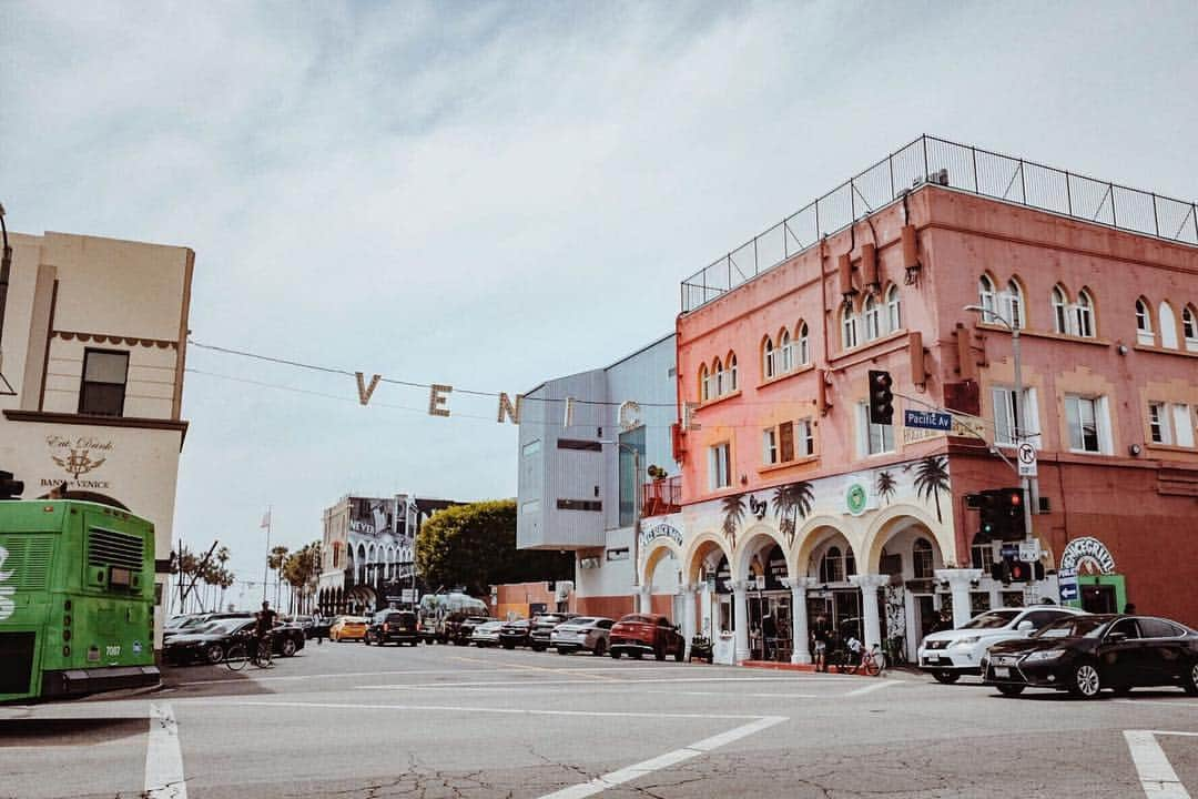 青田夏奈さんのインスタグラム写真 - (青田夏奈Instagram)「venice beach沿いをサイクリング🚲 ・ 思い返せば私の旅行チャリ旅率多め💭 ・ ・ ・ ・ ・ #la#losangeles#america#genic_mag#girlstrip#genic_travel#tabimuse#funtotrip#dearmuse_photo#tabijo#venice beach#california #ヴェニスビーチ#ベニスビーチ#ロサンゼルス#アメリカ#女子旅#タビジョ#マイトリ#たびじょ#海外旅行#旅muse#旅好き#今だからできる旅#旅スタグラム#カメラ女子#旅好き女子」3月29日 16時59分 - kana_aota