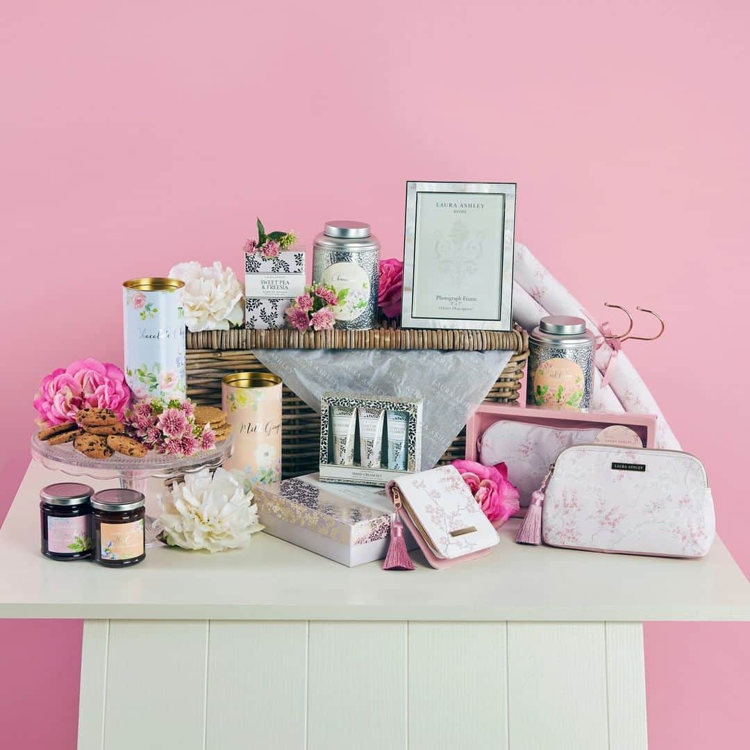 のインスタグラム：「COMPETITION TIME 🌸 To help celebrate the special lady in your life this #MothersDay we’re giving you the chance to win this beautiful bundle of Laura Ashley treats so that you can spoil Mum like she deserves.  For your chance to win, simply: 1. Follow @lauraashleyuk 2. Like this post 3. Comment below telling us how you’ll be spoiling Mum this Mother’s Day  T&Cs apply. Competition closes at 23:59 on Mother’s Day 31/03/19. 1 Winner will be announced after 10:00 on 01/04/19. UK entrants only.  #MakeHerMothersDay #competition #win #giveaway」
