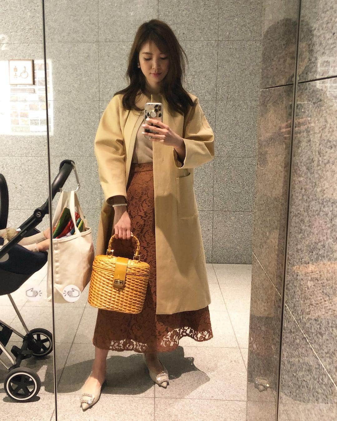 川人未帆さんのインスタグラム写真 - (川人未帆Instagram)「・ ベージュトーンでまとめた日✨ カゴバッグで春らしく🌼 レースのスカートは長さもすっきりした形もお気に入り。中に着てるのはZARAの半袖ニット。ベージュ加減がなかなかいい👌 ・ Outer: #drawer  Knit: @zara Skirt: @seventenbymihokawahito  Bag: @maisonlorna  Shoes: @pippichic_official」3月29日 17時16分 - miho0319kawahito