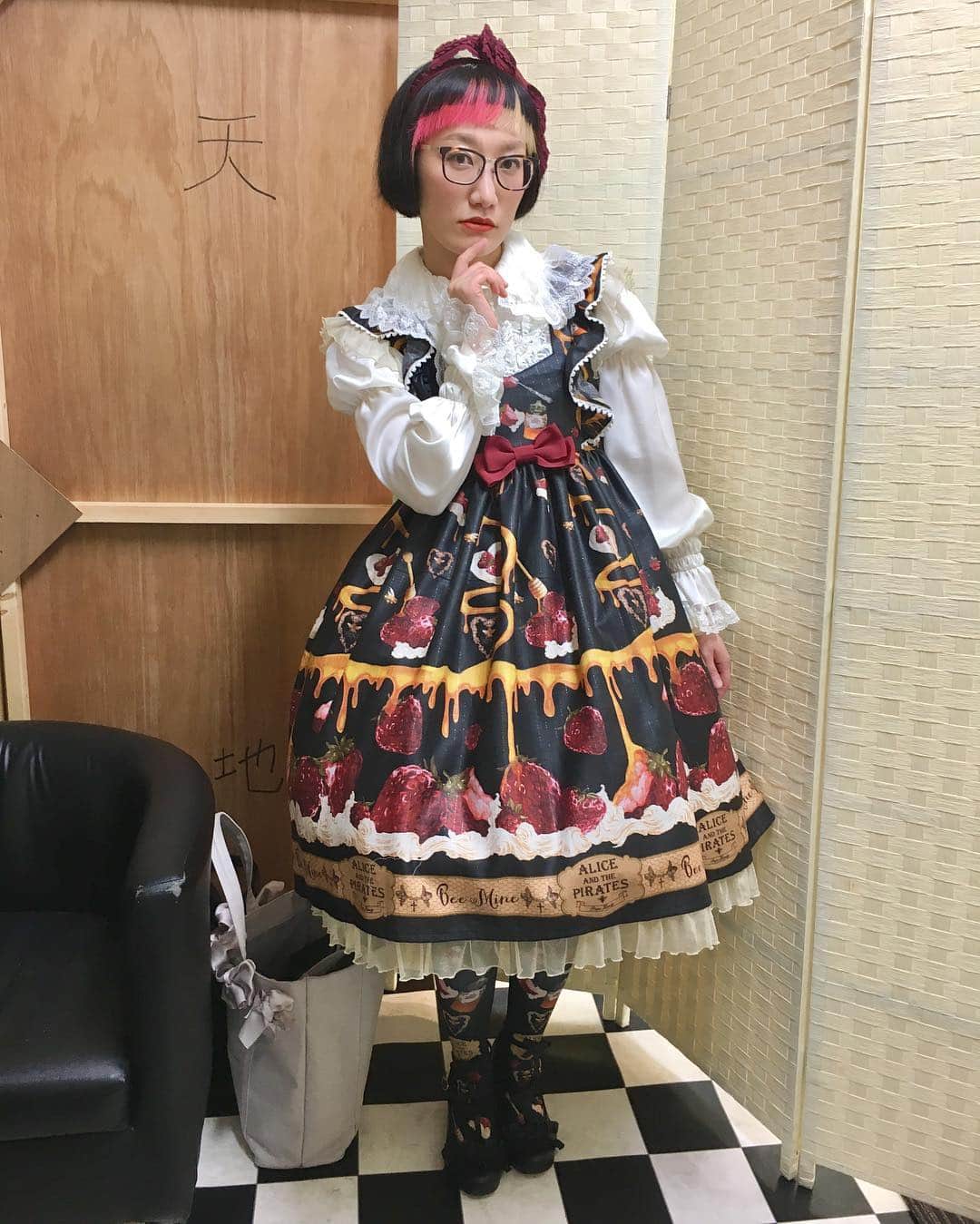 松浦志穂のインスタグラム：「私は大切に育てられて外に出してもらえないまま30歳になったお嬢様なんだ🥰 ・ #ロリータファッション #スパイク松浦 #やっぱこういうの着るとテンションは上がっちゃうよ 🥺 #そっと見守って 🙃」