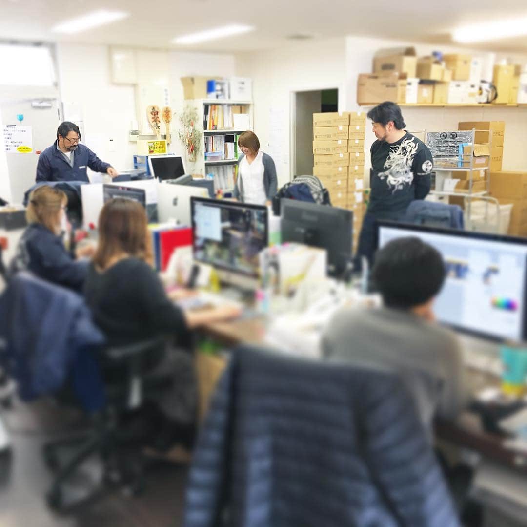 中倉隆道さんのインスタグラム写真 - (中倉隆道Instagram)「. あの『大阪紅ショウガ天柿ノ種揚』で一躍有名になったアイデアパッケージさん @idea_package 😆🍘✨✨ . . マツコの知らない世界でご紹介させて頂いた御縁がずっと続いて仲良くさせて頂いてます☺️🙏 . . デザイン会社なのに柿ピーはじめ数々の食品のプロデュースをしている革新的な会社w . オモロイことには何にでもチャレンジする西尾社長のノリが最高！😆ww . . デザイン会社なのに会社内が出荷待ちの柿ピーで山積みwww . . 小規模だからこそできるノリが武器なんだよねー👍 . . アイデアさんの紅ショウガ天柿ノ種揚が元祖となって、今では色んなメーカーさんが紅ショウガ天のお菓子を出し始めたからねー♬ . . . ついつい居心地よくて初めましての社員の皆さんとも仲良くさせて頂いちゃいました🙏🙏 . . アイデアパッケージの皆さん、いつもありがとうございます🙇‍♂️✨✨ . . #アイデアパッケージ #紅ショウガ天柿ノ種揚 #元祖紅ショウガ天柿ノ種揚 #中倉隆道 #柿ピー #柿の種 #柿ピー研究家 #柿の種研究家 #柿ピーウォッチング #フリーアナウンサー #アニメ研究家」3月29日 17時13分 - ryudo.tokyo