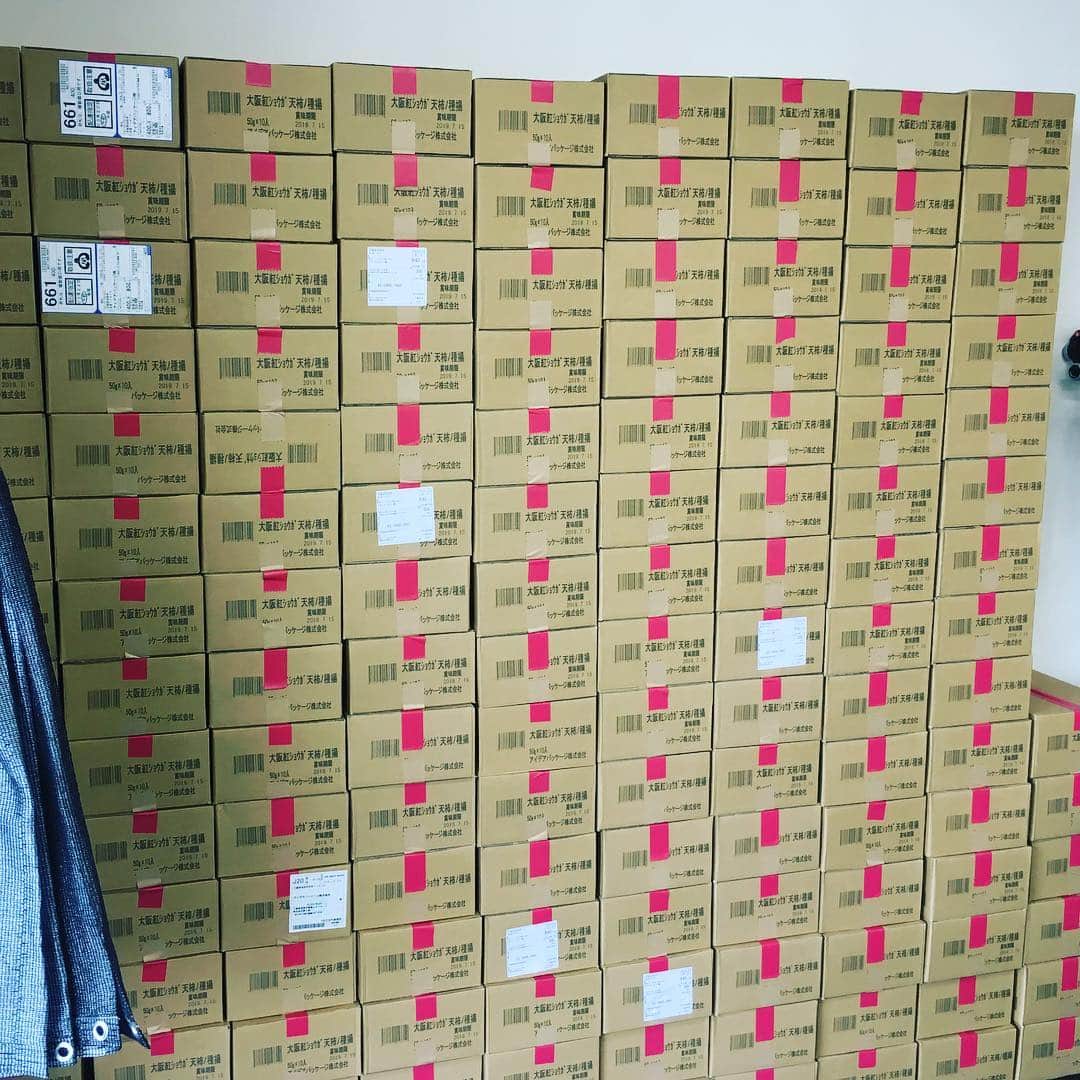 中倉隆道さんのインスタグラム写真 - (中倉隆道Instagram)「. あの『大阪紅ショウガ天柿ノ種揚』で一躍有名になったアイデアパッケージさん @idea_package 😆🍘✨✨ . . マツコの知らない世界でご紹介させて頂いた御縁がずっと続いて仲良くさせて頂いてます☺️🙏 . . デザイン会社なのに柿ピーはじめ数々の食品のプロデュースをしている革新的な会社w . オモロイことには何にでもチャレンジする西尾社長のノリが最高！😆ww . . デザイン会社なのに会社内が出荷待ちの柿ピーで山積みwww . . 小規模だからこそできるノリが武器なんだよねー👍 . . アイデアさんの紅ショウガ天柿ノ種揚が元祖となって、今では色んなメーカーさんが紅ショウガ天のお菓子を出し始めたからねー♬ . . . ついつい居心地よくて初めましての社員の皆さんとも仲良くさせて頂いちゃいました🙏🙏 . . アイデアパッケージの皆さん、いつもありがとうございます🙇‍♂️✨✨ . . #アイデアパッケージ #紅ショウガ天柿ノ種揚 #元祖紅ショウガ天柿ノ種揚 #中倉隆道 #柿ピー #柿の種 #柿ピー研究家 #柿の種研究家 #柿ピーウォッチング #フリーアナウンサー #アニメ研究家」3月29日 17時13分 - ryudo.tokyo