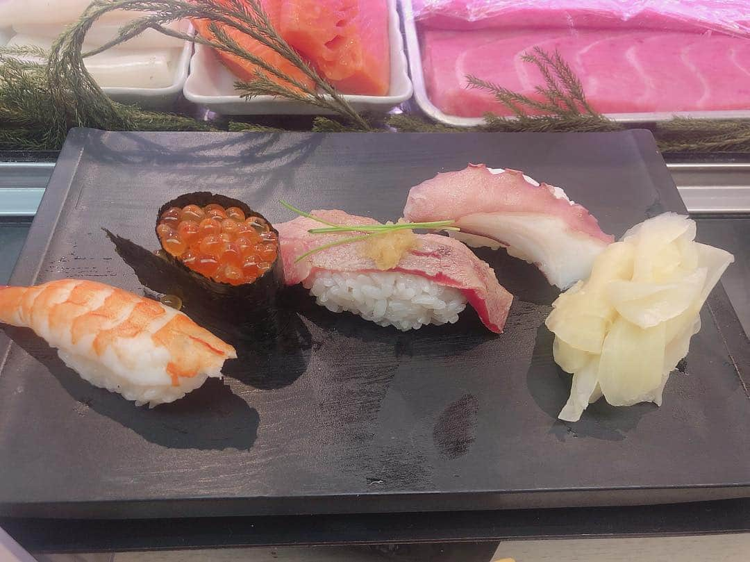 山田菜々さんのインスタグラム写真 - (山田菜々Instagram)「久しぶりに食べたお寿司🍣 小さい頃からたことえびは絶対🦞 いくらとかトロは大人になって食べられるようになりました🤭 #すしざんまい」3月29日 17時15分 - tannana.yamada