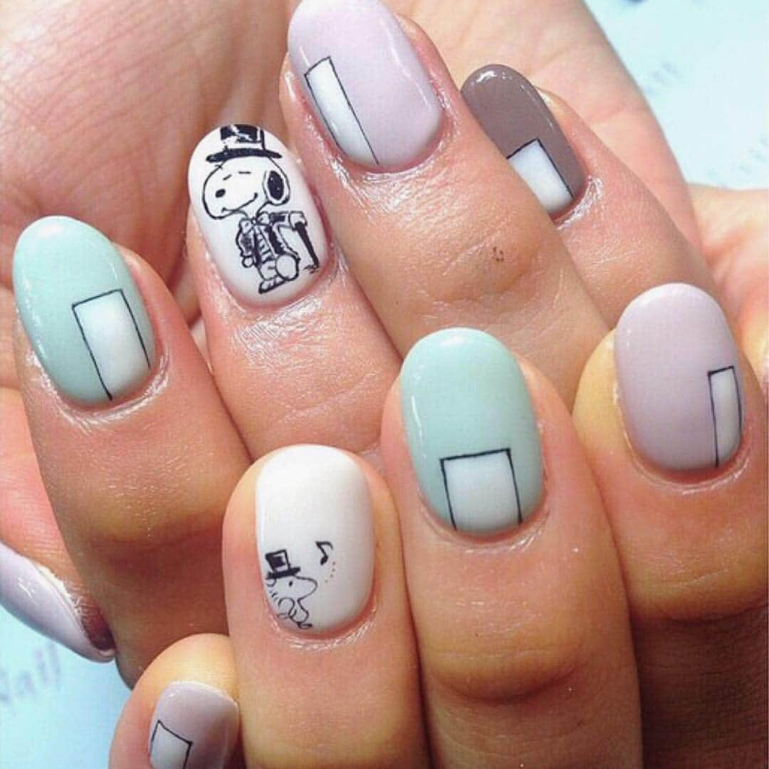 真瀬はるかさんのインスタグラム写真 - (真瀬はるかInstagram)「☆NewNAIL&SNOOPY NAIL特集☆ . 公演終わったので、久々アート出来ました！やっぱり描いちゃいますよね、スヌ様。 . . 1枚目と2枚目が今回のネイル♡ 3枚目が、真瀬のイメージ原画(笑笑 . 毎度ながらこの真瀬画伯のスケッチから、真瀬の脳内を読み取って形にして下さるめぐさん(@affinita_nail_megu . . 神すぎます。 . . . 今回はクリアベースに色付きスヌーピー ♪(何気に色付きスヌ様は初挑戦なの！) そして、控えめな色味でユニコーンネイルとクリアベースにオーロラをかけてもらって、春らしい感じと、真瀬個人的にちょっとだけど“お休み期間入ったぞイェーイ！”な気持ちを演出してみました。笑 . . ユニコーンネイル、ドンピシャに可愛いピンクベージュ色を作って下さって、めちゃテンション上がってます。 . でも写真より実物のが可愛いから、とりあえず、みんな今すぐ真瀬に会いに来て欲しい。笑 . . 久々にスヌったので、過去の真瀬デザインのスヌ様ネイルを4枚目以降にまとめてみました☺︎ . . あースヌ様って何でこんなに可愛いんじゃろか。 . スヌ様だと大人がキャラネイルしてても全然馴染むし、彼にはどんなコスプレさせても似合っちゃうから真瀬の想像力は膨らむばかりなのです(画力は皆無) . . . 新しいネイルで気持ちリフレッシュ☆ めぐさんいつもありがとー！！！ . . #ネイル #ネイルデザイン #Nail #SNOOPY #スヌーピー #スヌーピーネイル  #ウッドストック #オーロラネイル #ユニコーンネイル #クリアネイル #キャラネイル #春ネイル #手描きアート #真瀬はるか #デザイン考えるの大好き #なのに #画力ゼロ #画伯度高め #めぐさんのリーディング能力の高さ #神です #感謝 #☺︎ #💅」3月29日 17時25分 - harukamanase_official