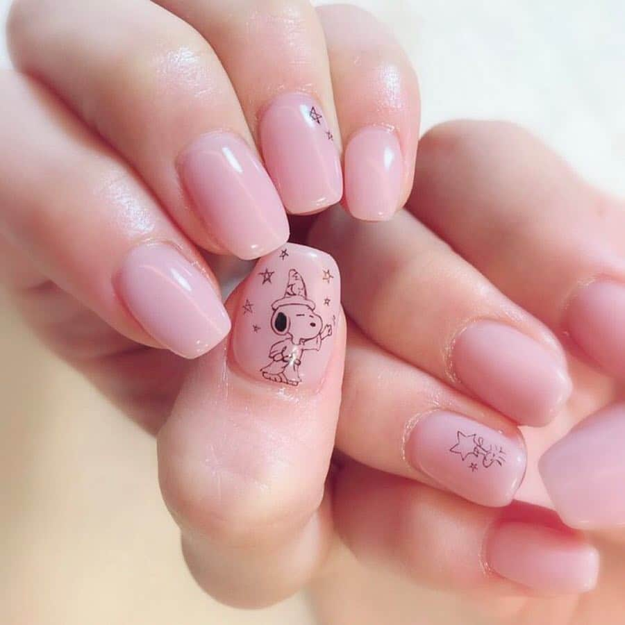 真瀬はるかさんのインスタグラム写真 - (真瀬はるかInstagram)「☆NewNAIL&SNOOPY NAIL特集☆ . 公演終わったので、久々アート出来ました！やっぱり描いちゃいますよね、スヌ様。 . . 1枚目と2枚目が今回のネイル♡ 3枚目が、真瀬のイメージ原画(笑笑 . 毎度ながらこの真瀬画伯のスケッチから、真瀬の脳内を読み取って形にして下さるめぐさん(@affinita_nail_megu . . 神すぎます。 . . . 今回はクリアベースに色付きスヌーピー ♪(何気に色付きスヌ様は初挑戦なの！) そして、控えめな色味でユニコーンネイルとクリアベースにオーロラをかけてもらって、春らしい感じと、真瀬個人的にちょっとだけど“お休み期間入ったぞイェーイ！”な気持ちを演出してみました。笑 . . ユニコーンネイル、ドンピシャに可愛いピンクベージュ色を作って下さって、めちゃテンション上がってます。 . でも写真より実物のが可愛いから、とりあえず、みんな今すぐ真瀬に会いに来て欲しい。笑 . . 久々にスヌったので、過去の真瀬デザインのスヌ様ネイルを4枚目以降にまとめてみました☺︎ . . あースヌ様って何でこんなに可愛いんじゃろか。 . スヌ様だと大人がキャラネイルしてても全然馴染むし、彼にはどんなコスプレさせても似合っちゃうから真瀬の想像力は膨らむばかりなのです(画力は皆無) . . . 新しいネイルで気持ちリフレッシュ☆ めぐさんいつもありがとー！！！ . . #ネイル #ネイルデザイン #Nail #SNOOPY #スヌーピー #スヌーピーネイル  #ウッドストック #オーロラネイル #ユニコーンネイル #クリアネイル #キャラネイル #春ネイル #手描きアート #真瀬はるか #デザイン考えるの大好き #なのに #画力ゼロ #画伯度高め #めぐさんのリーディング能力の高さ #神です #感謝 #☺︎ #💅」3月29日 17時25分 - harukamanase_official