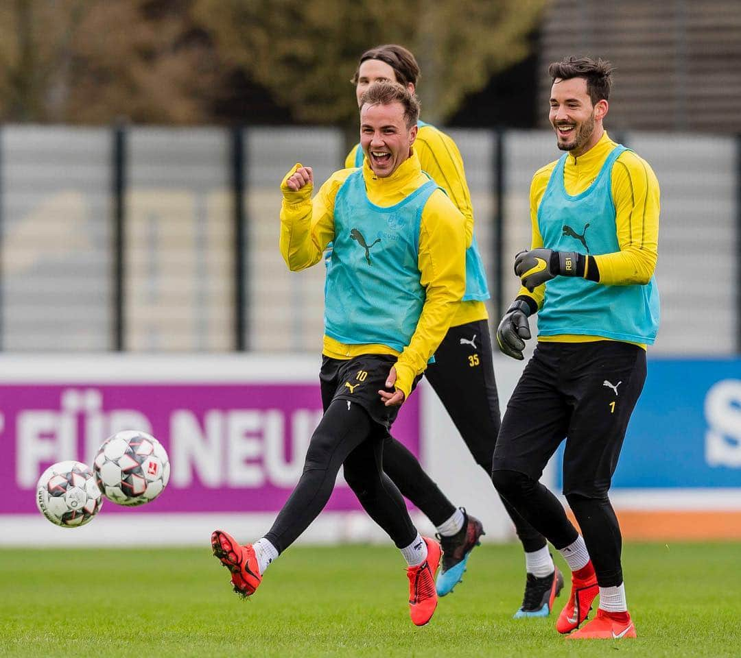 ボルシア・ドルトムントさんのインスタグラム写真 - (ボルシア・ドルトムントInstagram)「When matchday is just around the corner. 😄 All eyes on... ⚽️👀 #bundesliga #bvbwob #bvb #borussiadortmund #homegame #signalidunapark #training #fun #💛」3月29日 17時20分 - bvb09