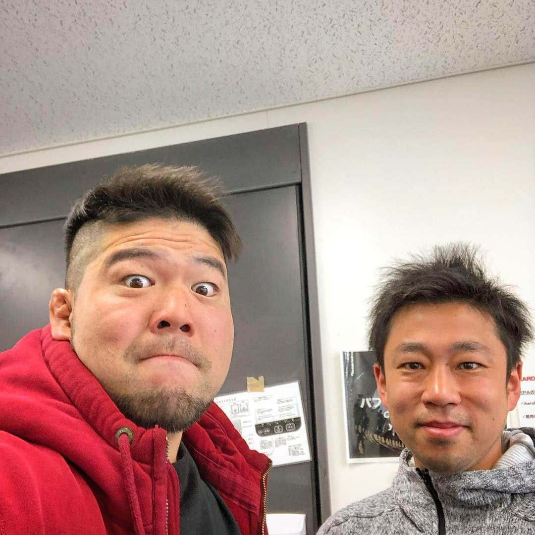 畠山健介さんのインスタグラム写真 - (畠山健介Instagram)「トレーナーの鈴木！ 3月末で正式にサンゴリアスから退団するから(ハタケがね)最後にマッサージしてもらった！悪態ついたり毒吐いたりしても、いっつも受け止めてくれた可愛い後輩！そして頼れるサンゴリアスファミリー！俺が居なくなって仕事がだいぶ楽になるはずw 手は抜くなよw 最後まで、本当にありがとうな😊  #ラグビー #rugby #suntory #sungoliath #SungoliathFamily #サントリー #サンゴリアス #サントリーサンゴリアス #鈴木伸行 #トレーナー #trainer #メディカル #medical #スタッフ #staff #選手と距離が近いのが魅力 #可愛い後輩 #またな #笑」3月29日 17時34分 - hatake03