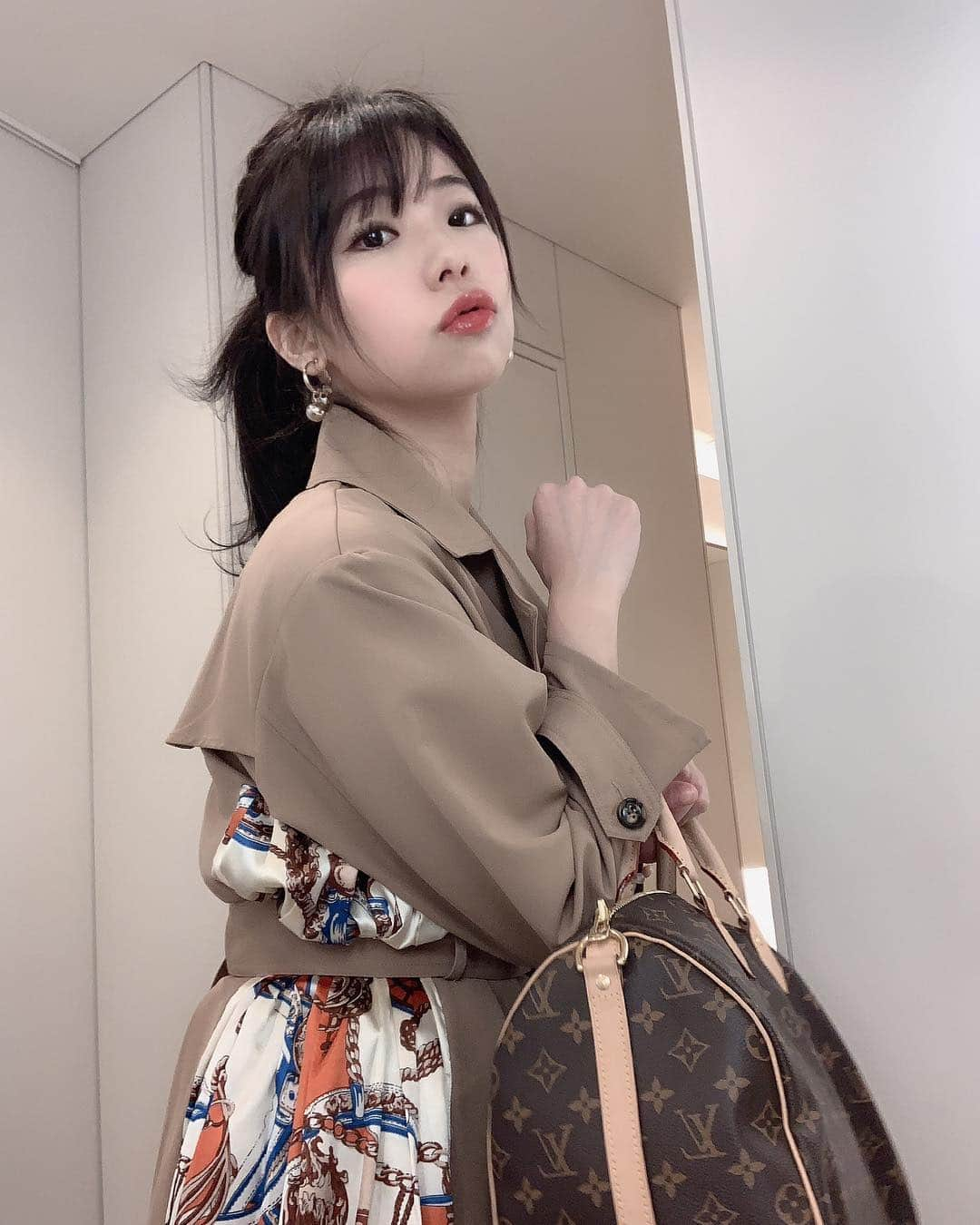 鈴木ふみ奈さんのインスタグラム写真 - (鈴木ふみ奈Instagram)「久しぶりの私服✨ Evrisのトレンチコートお気に入り💛 サイドがスカーフになってるのが可愛いよね☺️ Bagはじゅんちゃんと仕事頑張ろってお揃いで買ったよ👜  #fashion  #ootd  #code #トレンチコート #ふみるっく #FUMILOOOK」3月29日 17時27分 - fuminasuzuki